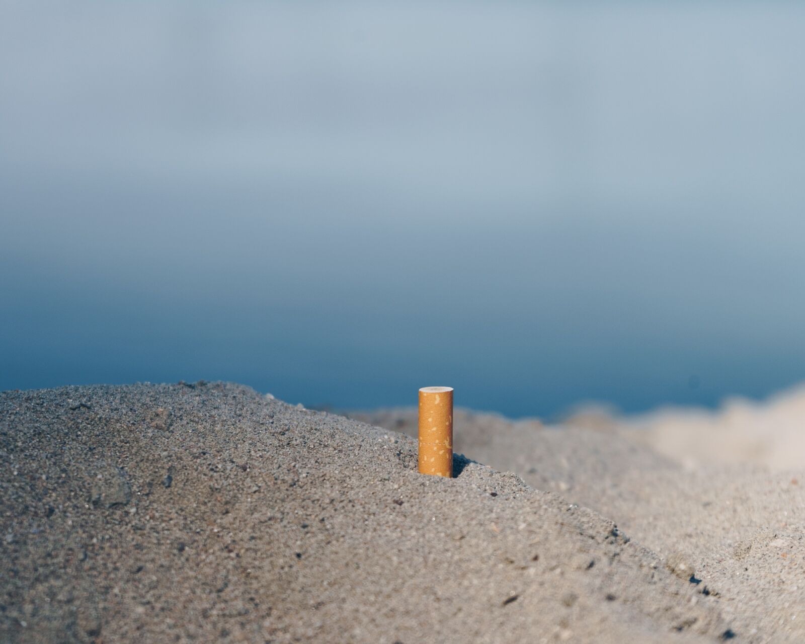 Sony a7 II + Sony FE 28-70mm F3.5-5.6 OSS sample photo. Cigarette, beach, garbage photography