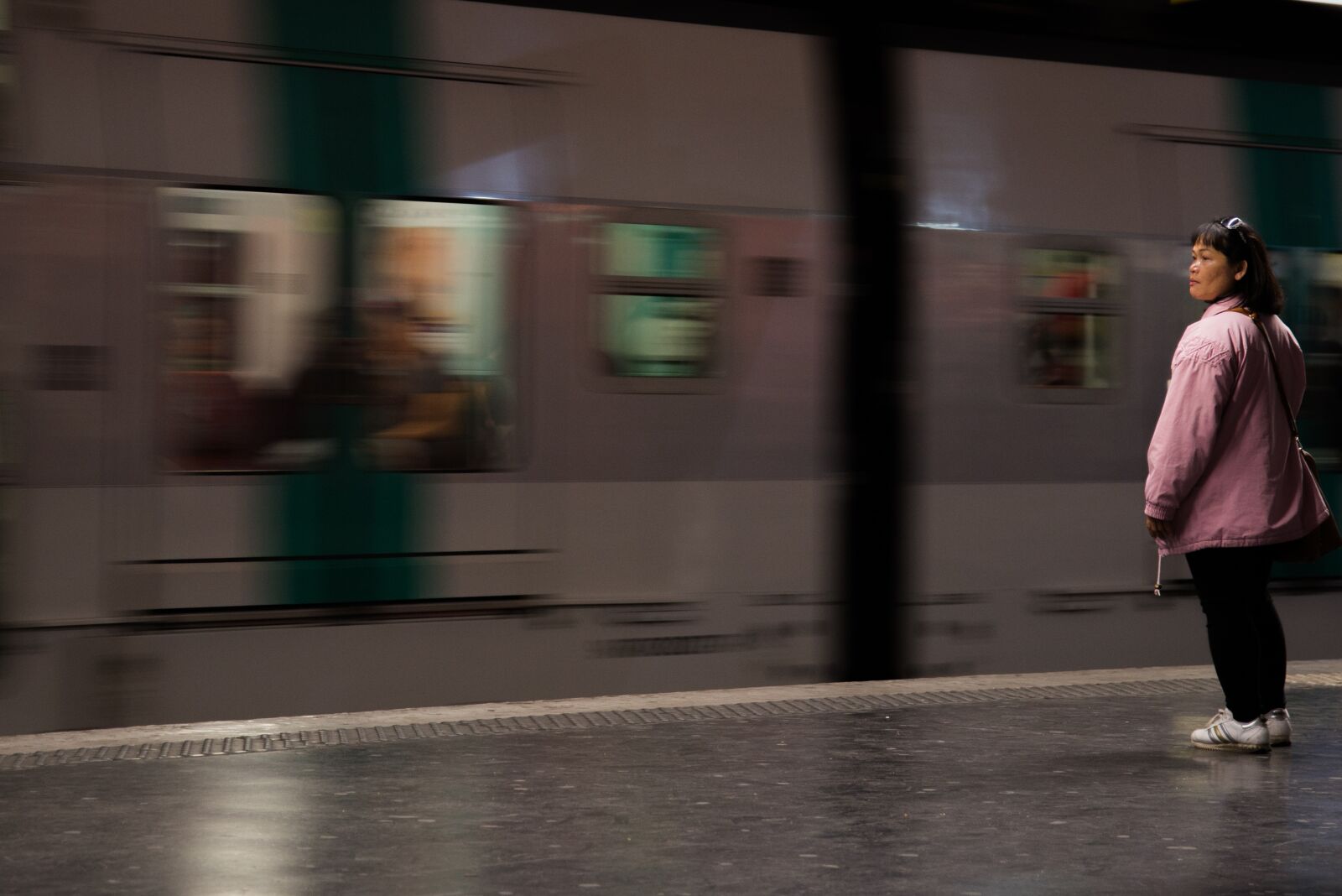 Nikon D600 sample photo. Woman, station, waiting photography