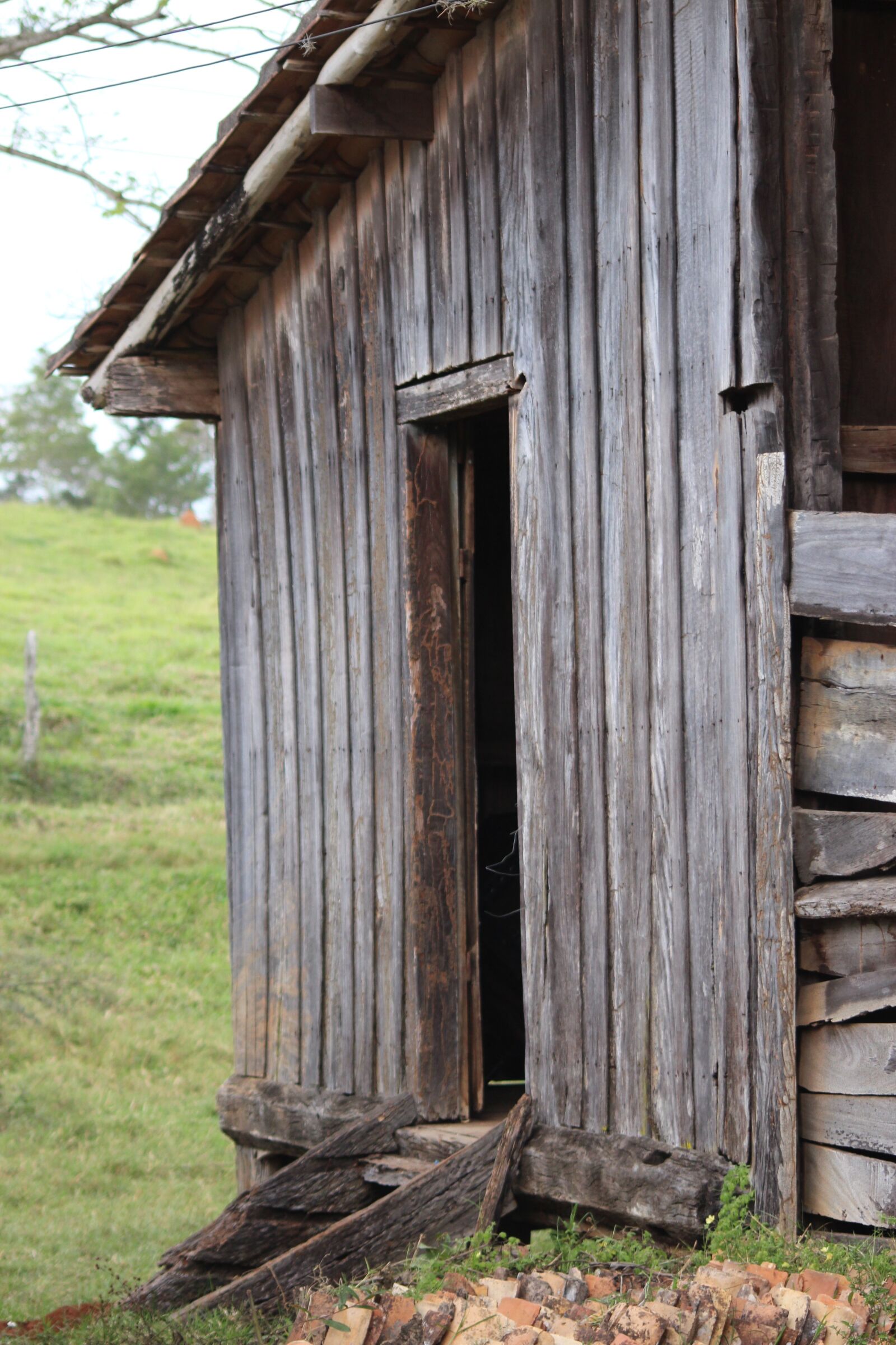 Canon EOS 600D (Rebel EOS T3i / EOS Kiss X5) sample photo. Landscape, old house, locker photography