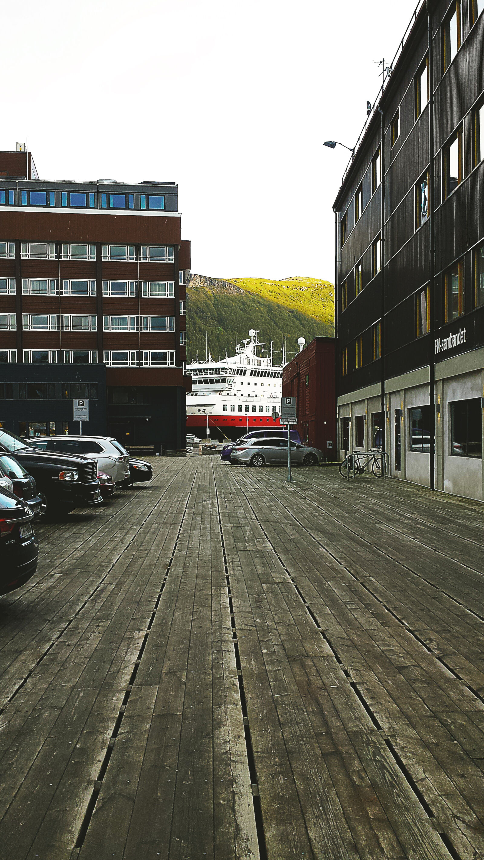 Samsung Galaxy S4 sample photo. Back, alley, building, cruise photography