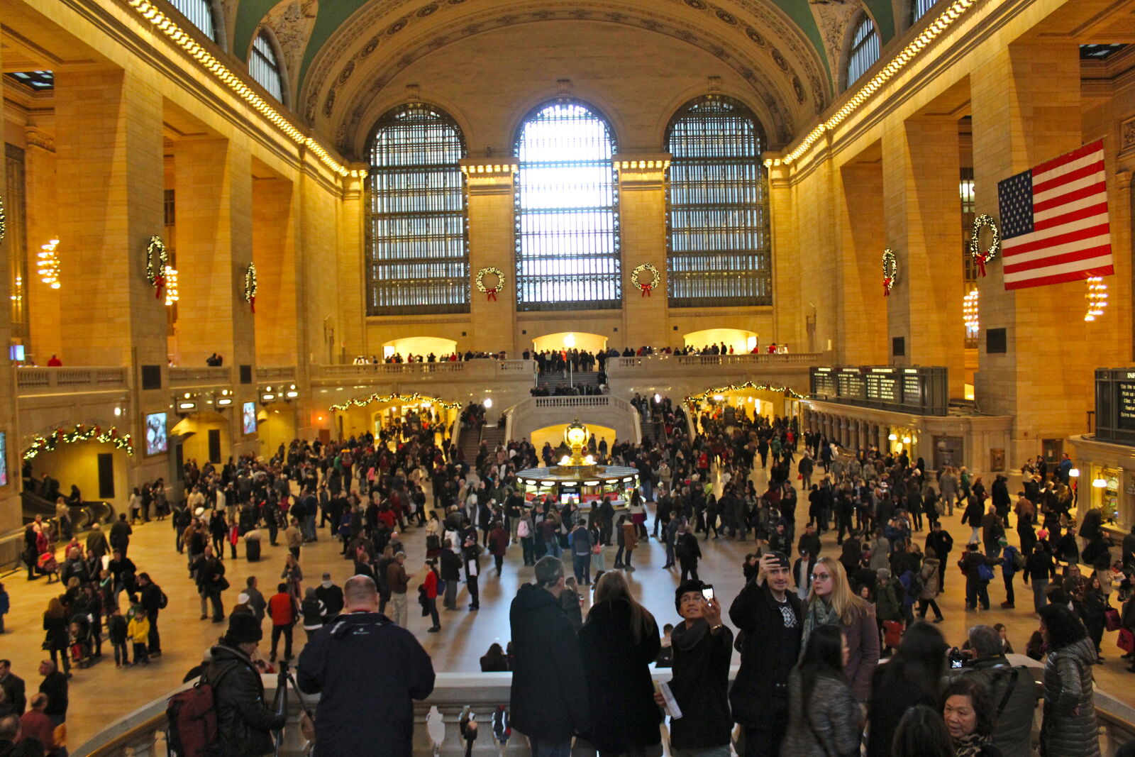 Canon EOS 1200D (EOS Rebel T5 / EOS Kiss X70 / EOS Hi) sample photo. Crowd, crowds, grand, central photography