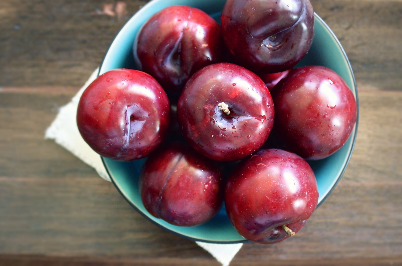 Canon EOS 1000D (EOS Digital Rebel XS / EOS Kiss F) sample photo. Plum, fruit, food photography