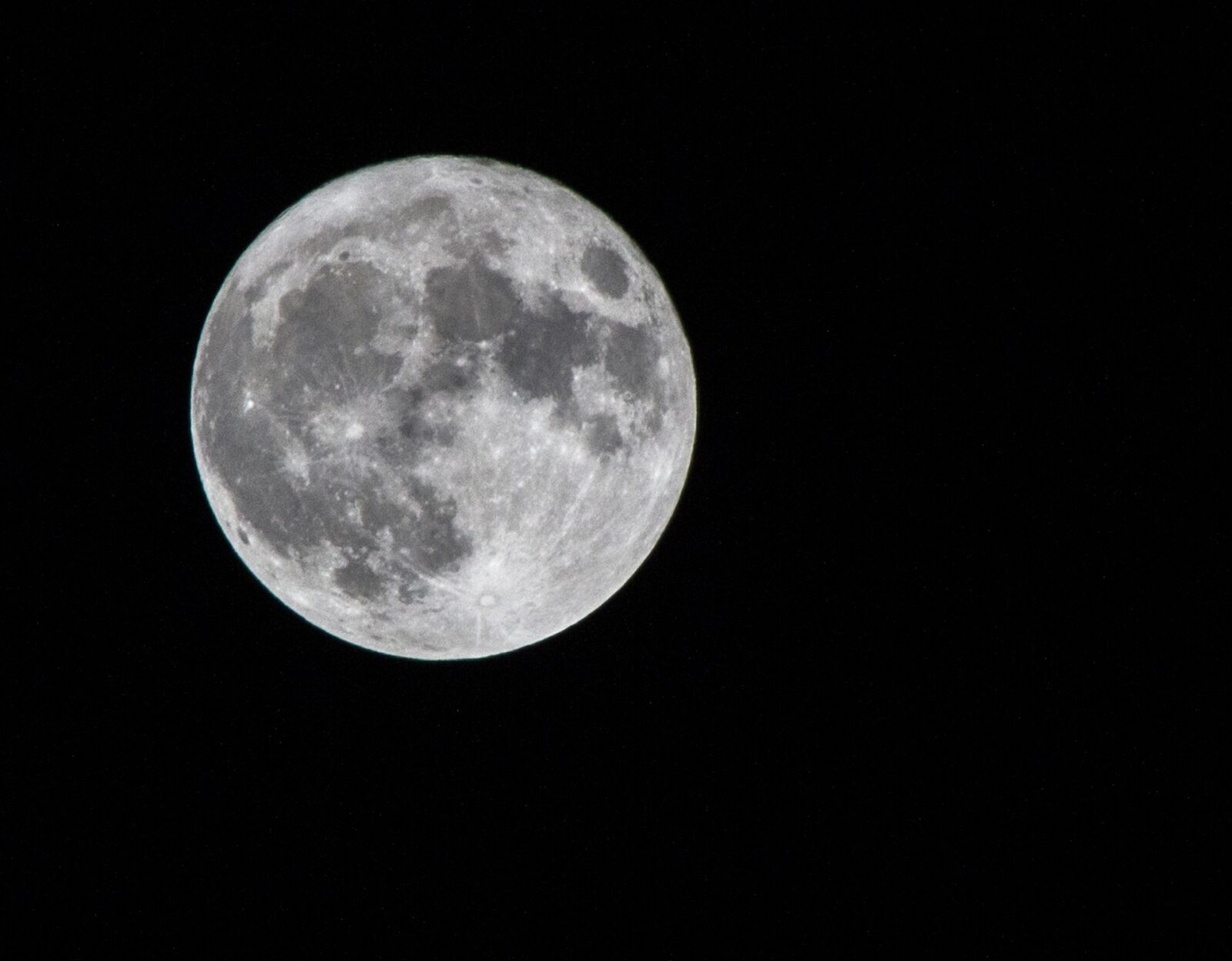Canon EOS 600D (Rebel EOS T3i / EOS Kiss X5) + Canon EF 75-300mm f/4-5.6 sample photo. Moon, full moon, super photography