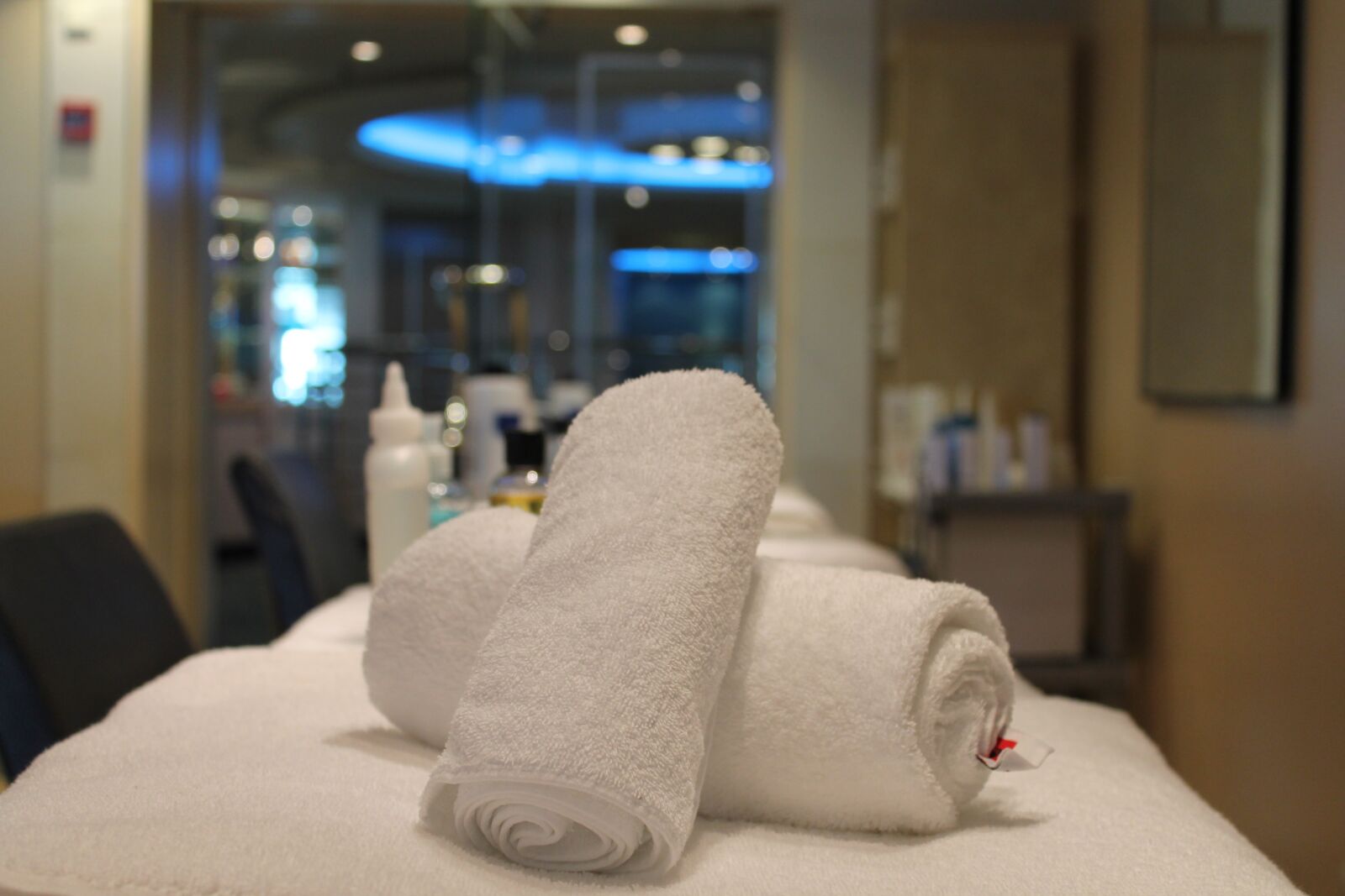 Canon EOS 1100D (EOS Rebel T3 / EOS Kiss X50) sample photo. Towels, beauty room, therapy photography