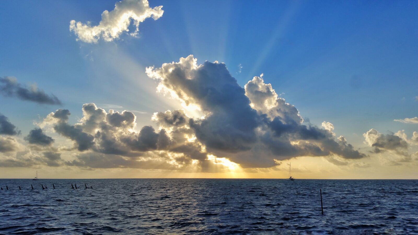 Samsung Galaxy Note4 sample photo. Sunrise, clouds, ocean photography