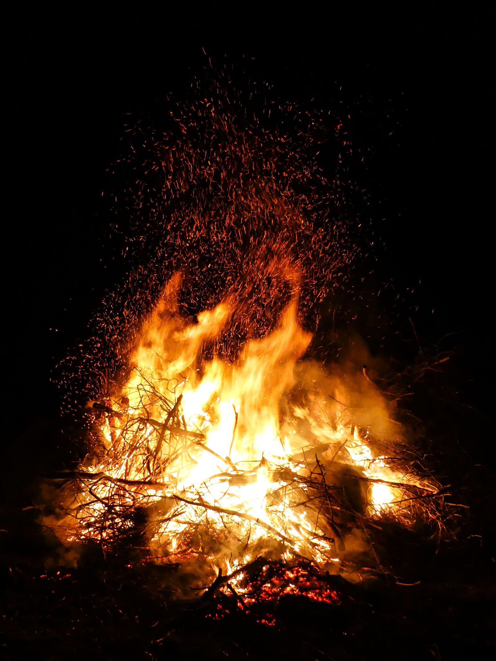 Panasonic Lumix DMC-FZ300 sample photo. Fire, easter fire, flame photography