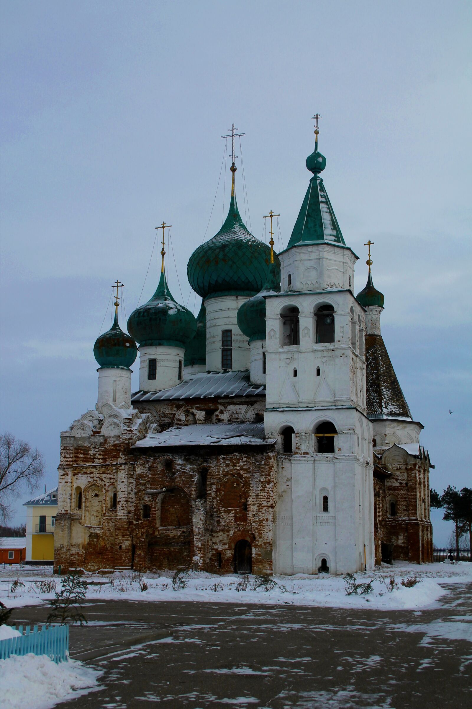 Canon EOS 1100D (EOS Rebel T3 / EOS Kiss X50) + Canon EF-S 18-55mm F3.5-5.6 II sample photo. Rostov, churches, architecture photography