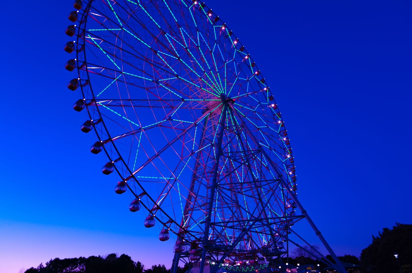 Pentax smc DA 16-45mm F4 ED AL sample photo. Ferris wheel, amusement park photography