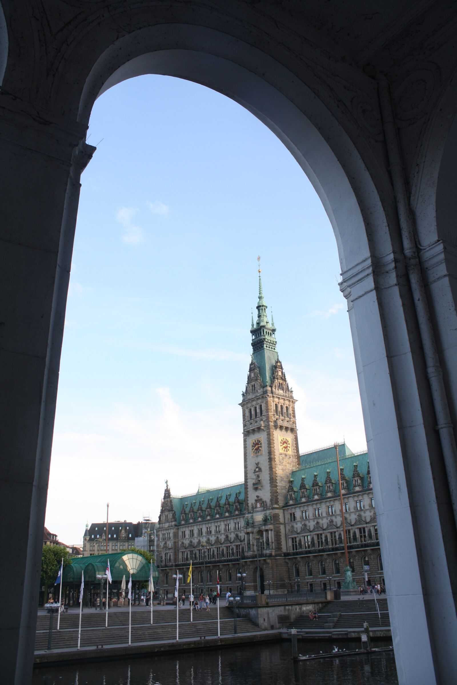 Canon EOS 1000D (EOS Digital Rebel XS / EOS Kiss F) sample photo. Alsterarkaden, town hall, hamburgensien photography