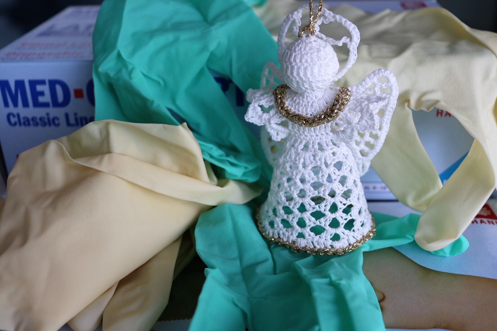 Canon EOS 800D (EOS Rebel T7i / EOS Kiss X9i) sample photo. Gloves, latex gloves, medical photography