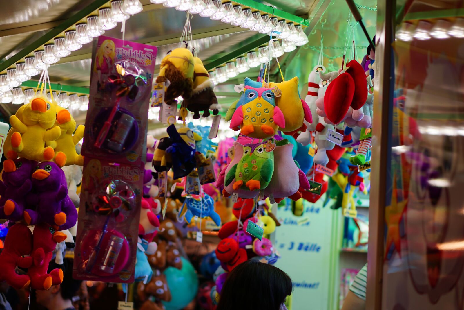 E 50mm F1.8 OSS sample photo. Smilie, fair, year market photography
