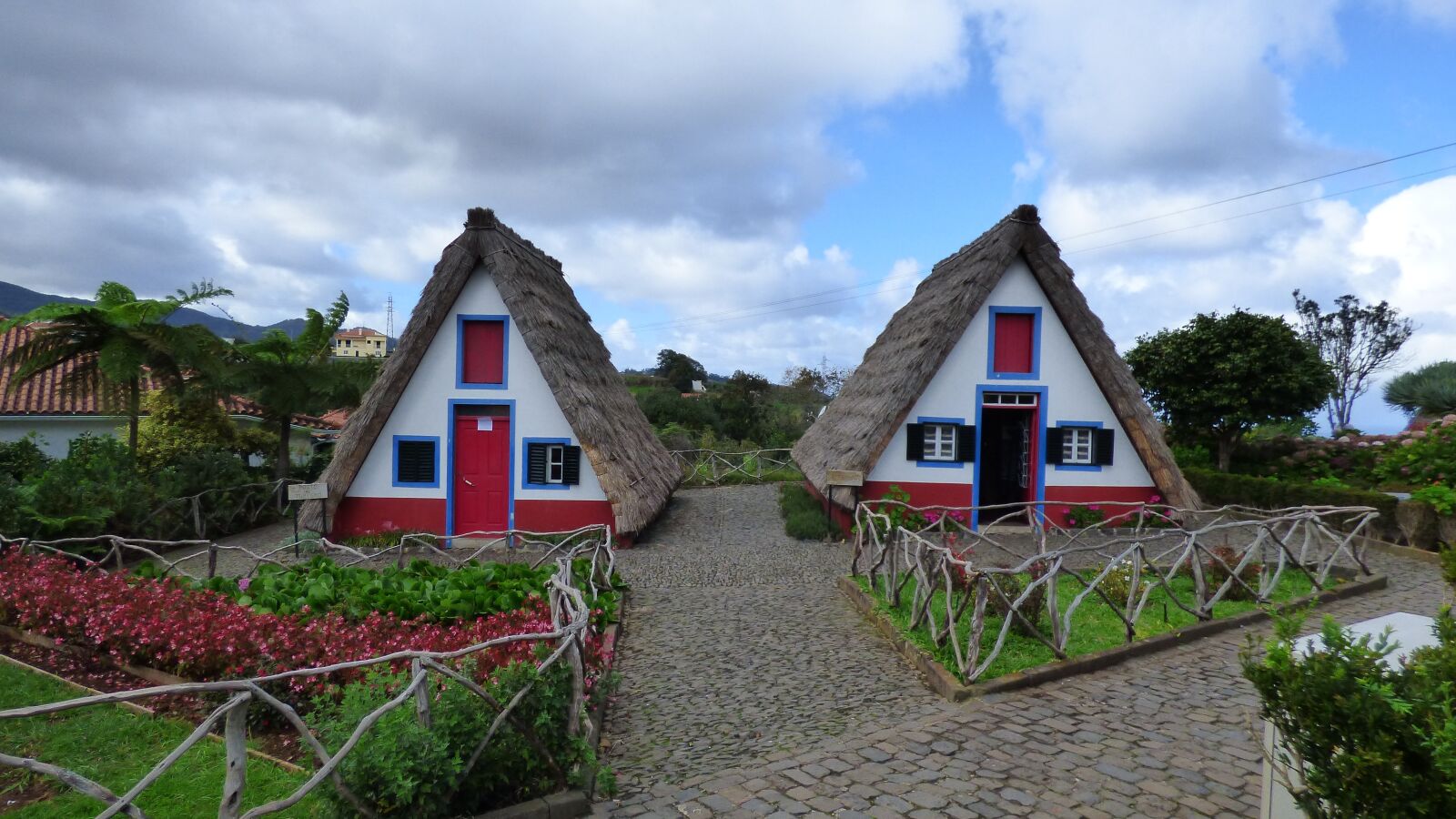 Panasonic Lumix DMC-FZ70 sample photo. Madeira, santana, straw house photography