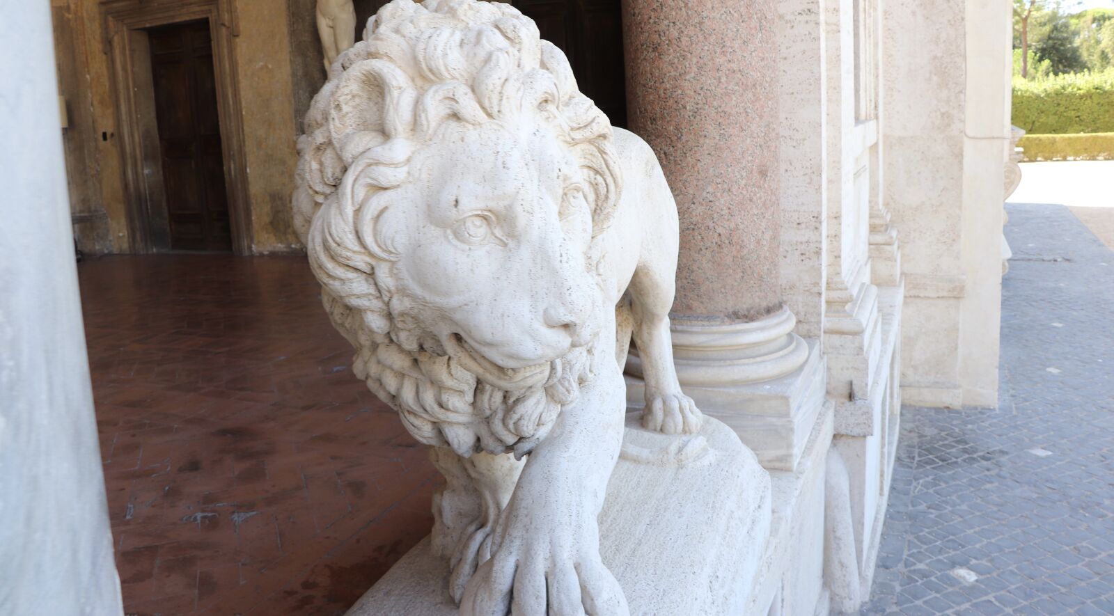 Canon EOS 77D (EOS 9000D / EOS 770D) sample photo. Sculpture, lion, marble photography