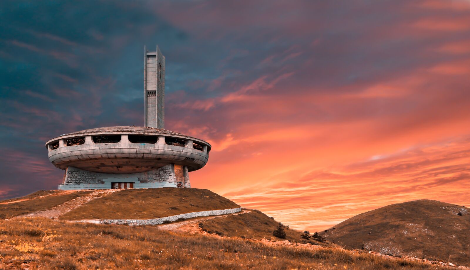 Canon EOS 77D (EOS 9000D / EOS 770D) + Canon EF-S 18-135mm F3.5-5.6 IS USM sample photo. Monument, landscape, sunset photography