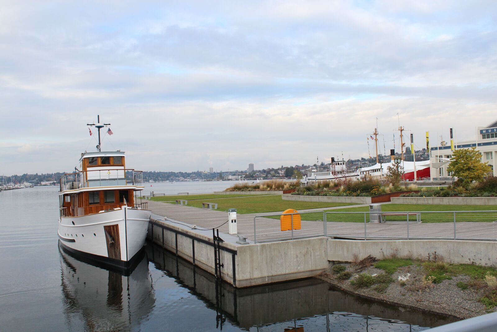 Canon EOS 600D (Rebel EOS T3i / EOS Kiss X5) sample photo. Old boat, lake, seattle photography