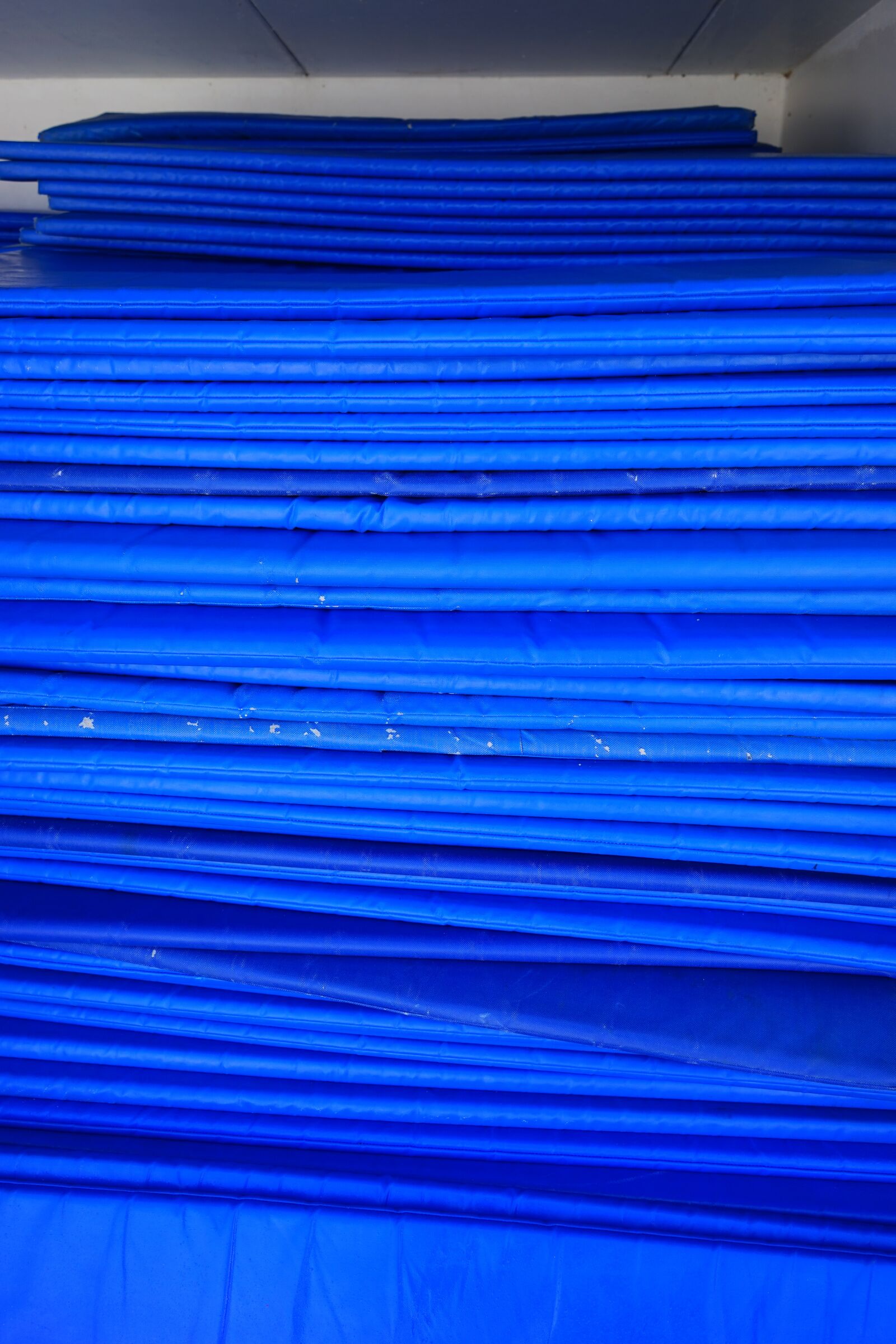 Sony a7 + Sony FE 28-70mm F3.5-5.6 OSS sample photo. Matting, blue, sleeping mats photography