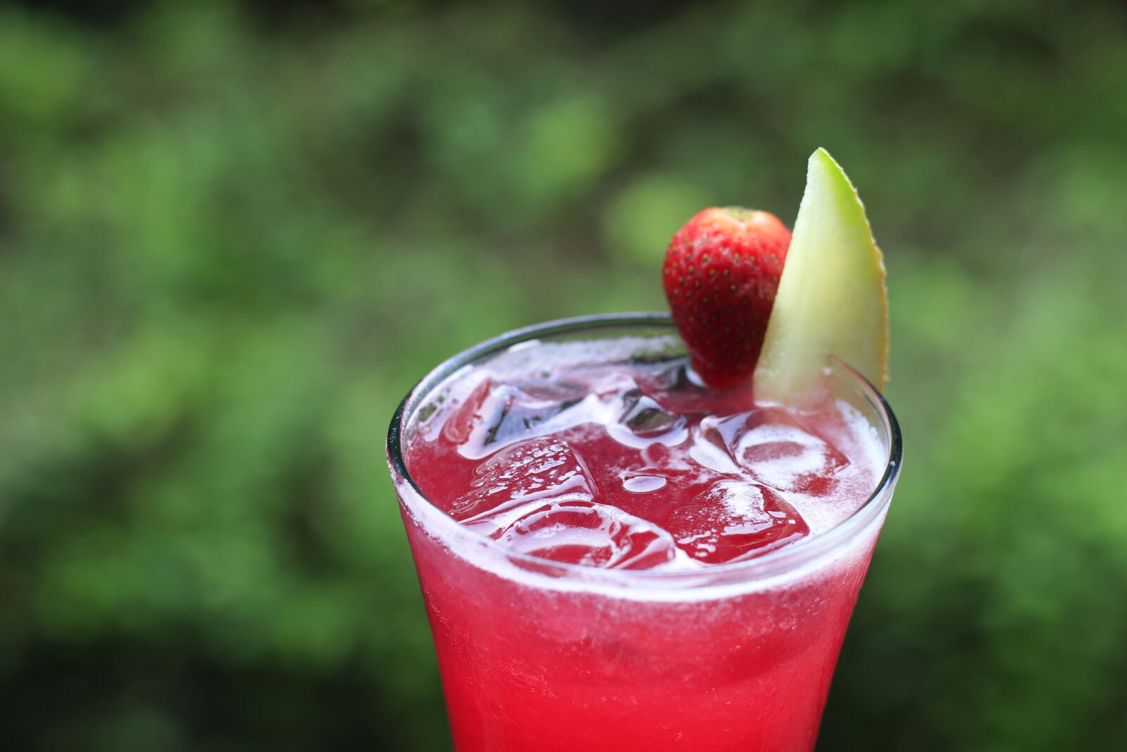 Canon EOS 600D (Rebel EOS T3i / EOS Kiss X5) + Canon EF 50mm F1.8 STM sample photo. Drink, strawberry, melon photography