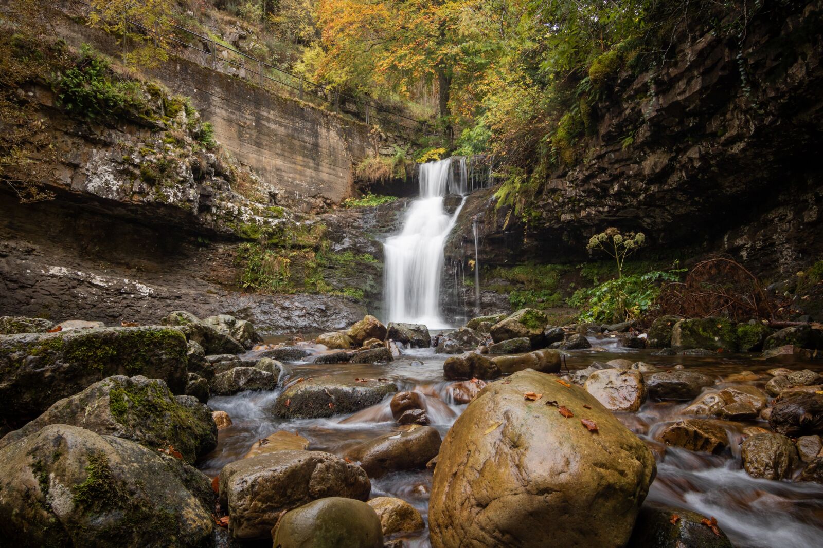 Canon EOS 750D (EOS Rebel T6i / EOS Kiss X8i) sample photo. Waterfalls, rocks, falls photography