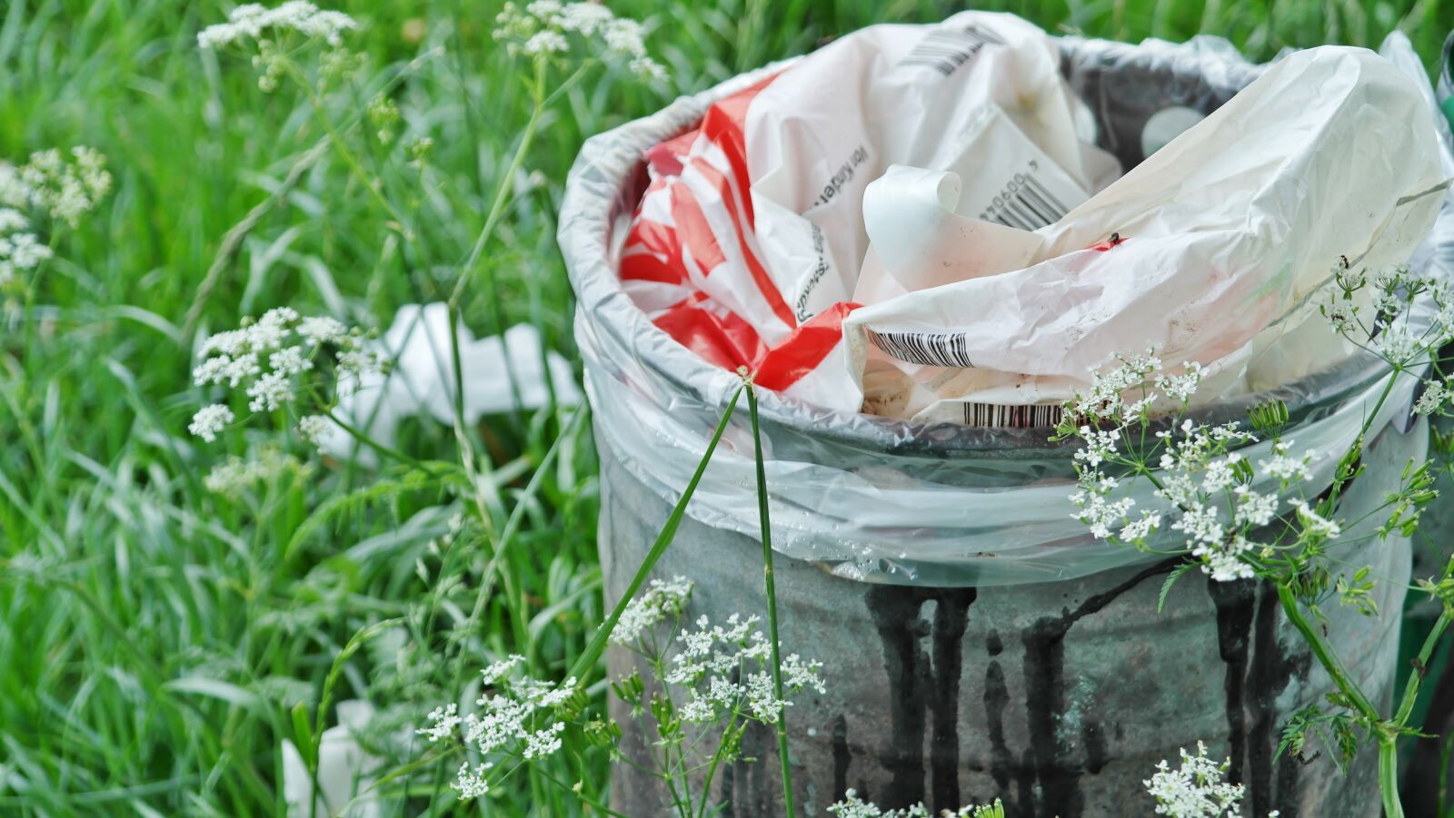 Samsung NX20 sample photo. Garbage can, waste, waste photography