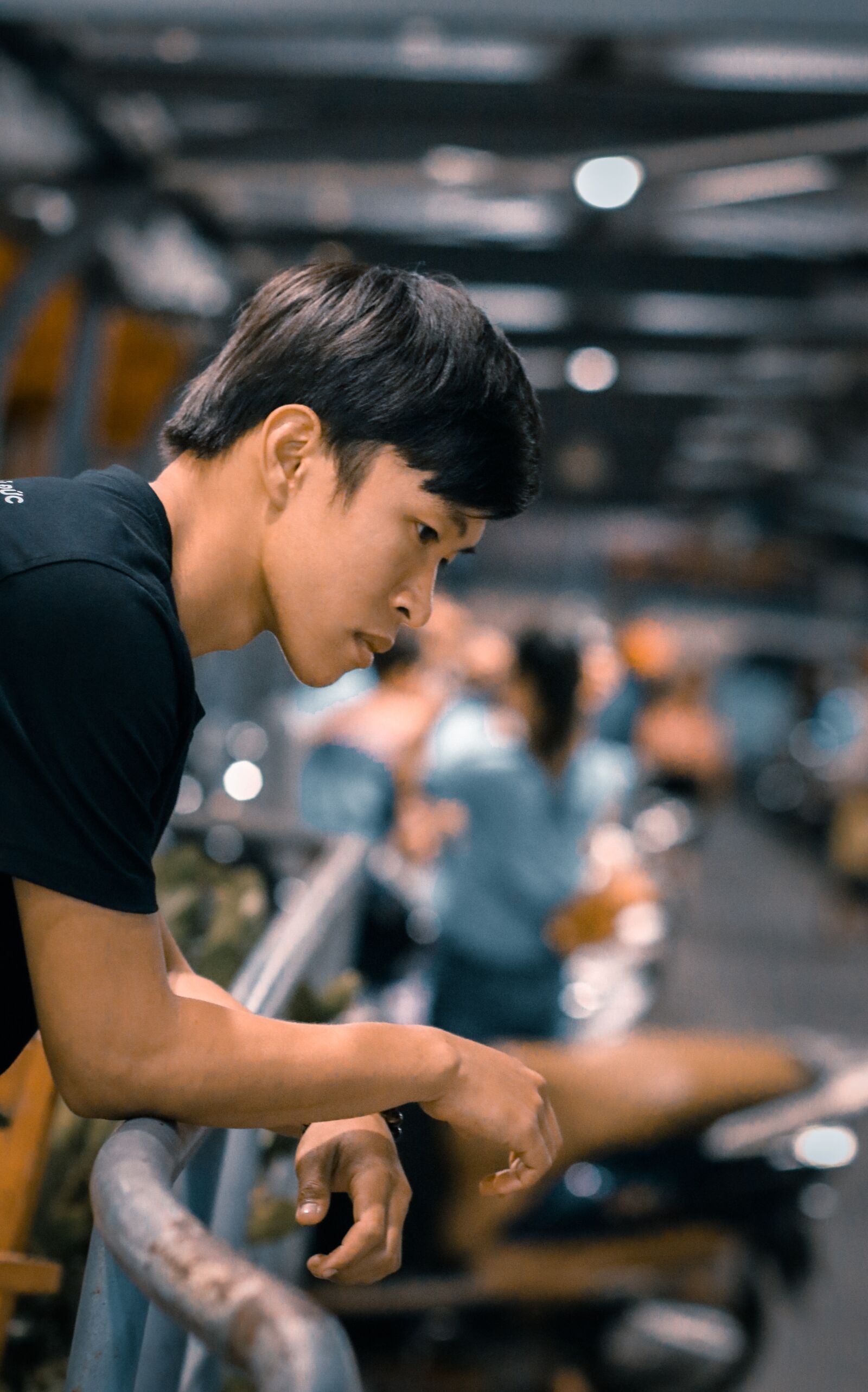 Canon EOS 80D + Canon EF 85mm F1.8 USM sample photo. Portrait, behind, night photography