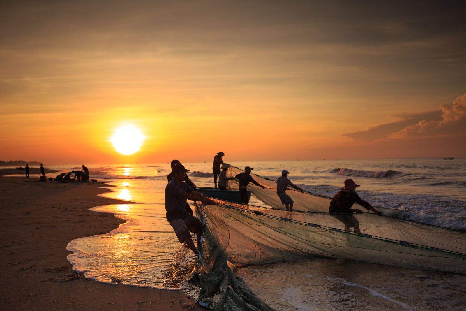 Canon EOS 5D Mark III sample photo. The fishermen, vietnam, fishing photography