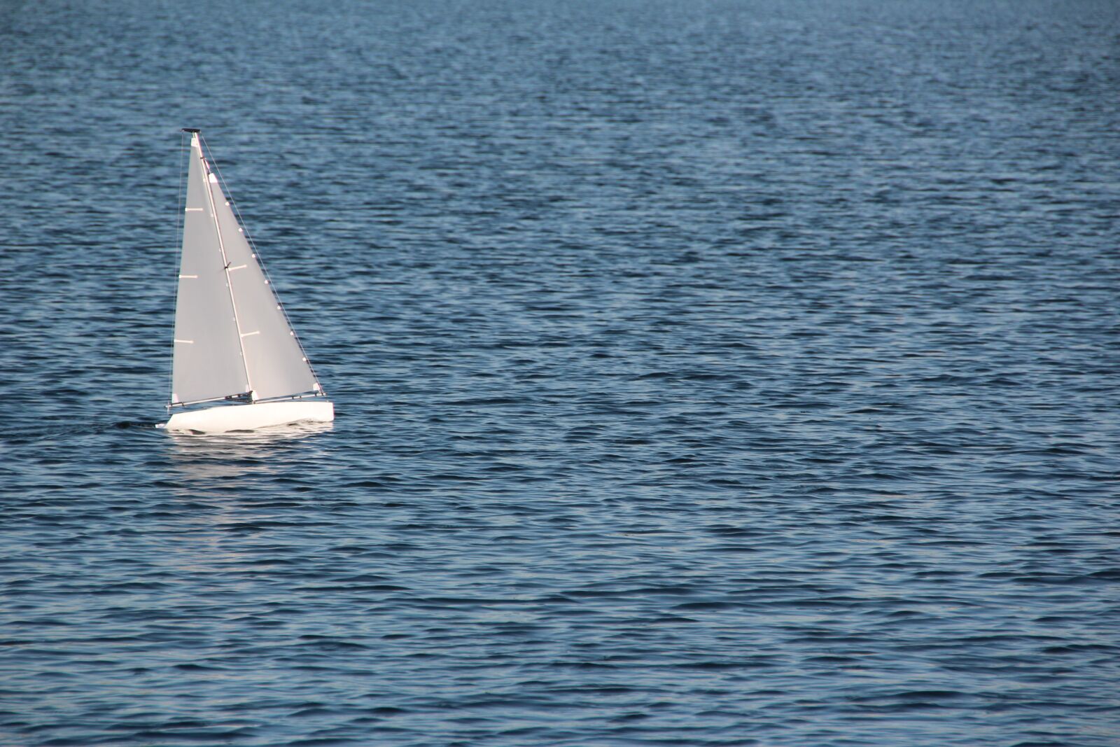 Canon EOS 600D (Rebel EOS T3i / EOS Kiss X5) sample photo. Boat, model boat, remote photography