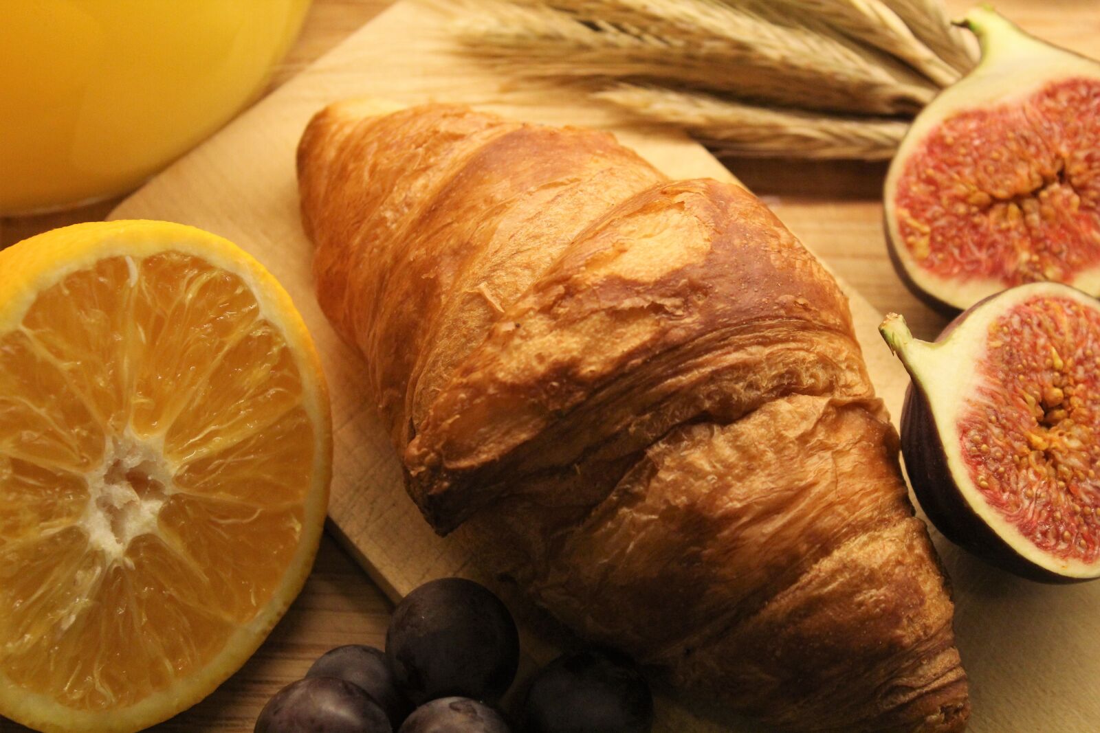 Canon EOS 1300D (EOS Rebel T6 / EOS Kiss X80) sample photo. Croissant, meal, lunch photography