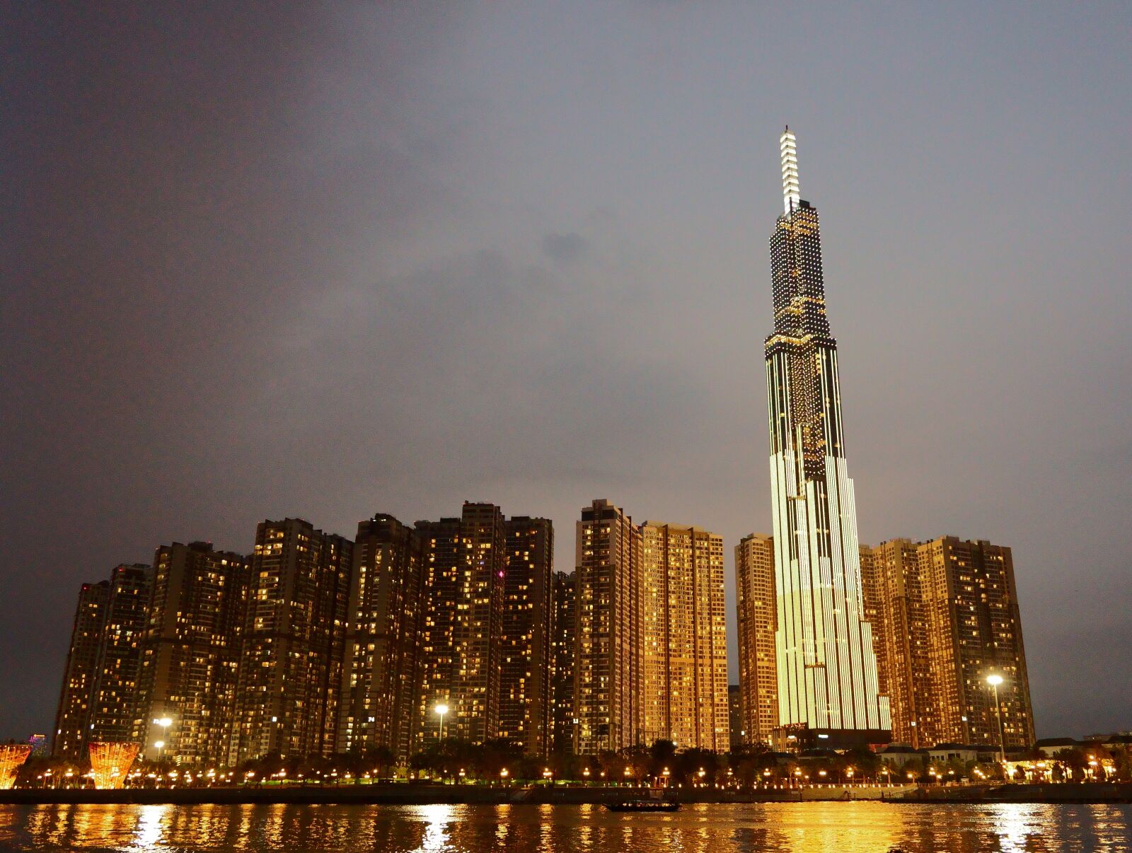 Sony FE 24-105mm F4 G OSS sample photo. Vietnam, building, night photography