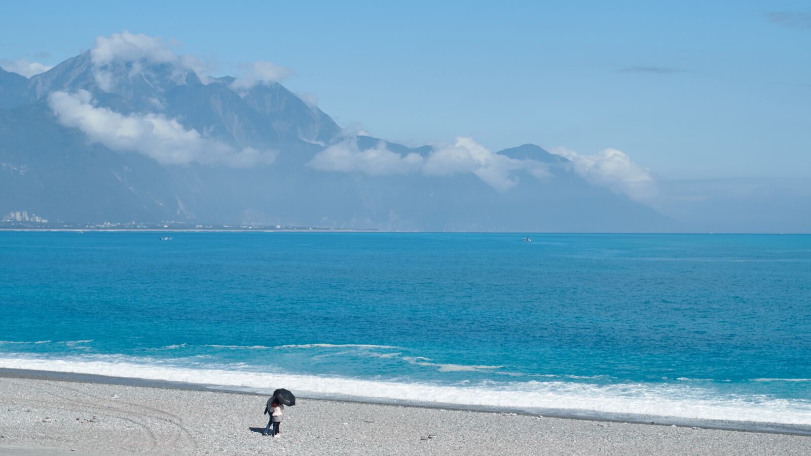 Fujifilm X-T1 sample photo. Beach, couple, mountain photography