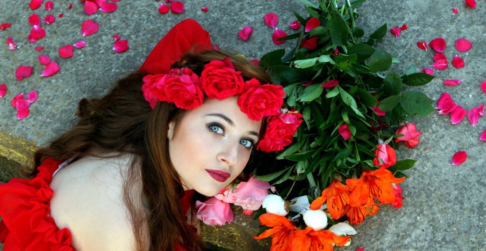 Canon EOS 400D (EOS Digital Rebel XTi / EOS Kiss Digital X) sample photo. Girl, flowers, wreath photography
