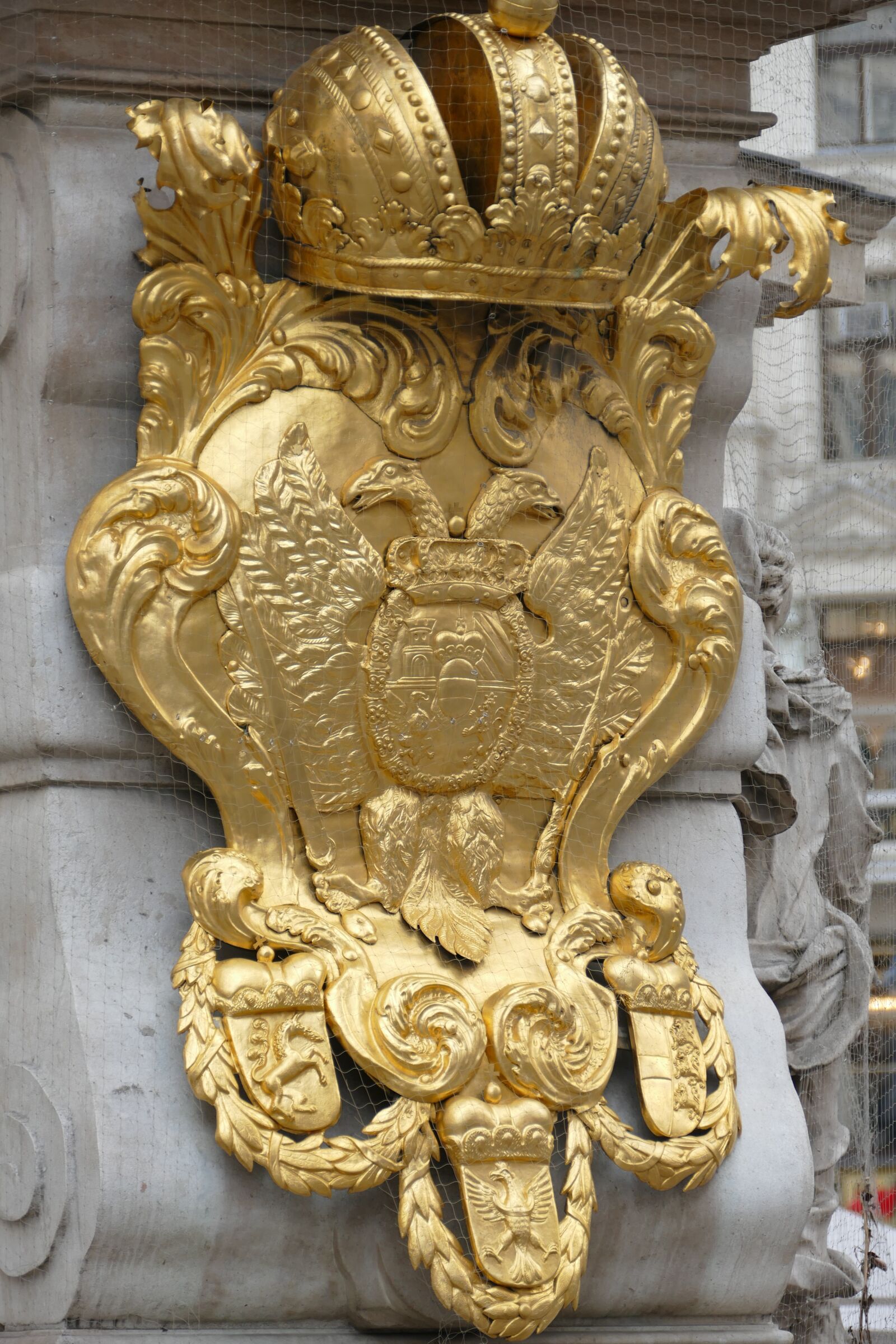 Panasonic Lumix DMC-FZ1000 sample photo. Vienna, double eagle, coat photography