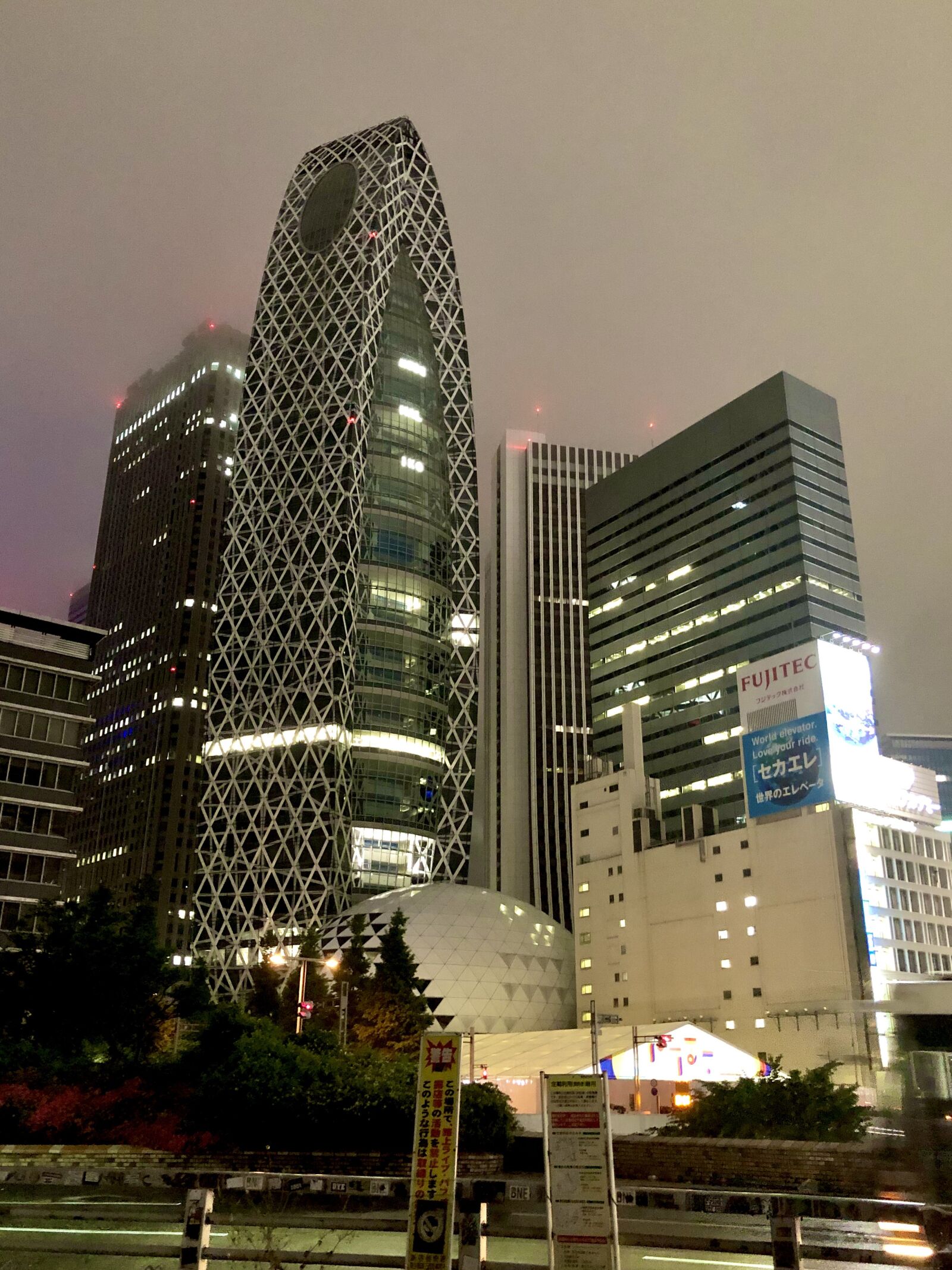 iPhone 8 back camera 3.99mm f/1.8 sample photo. Cityscape, city, shinjyuku photography