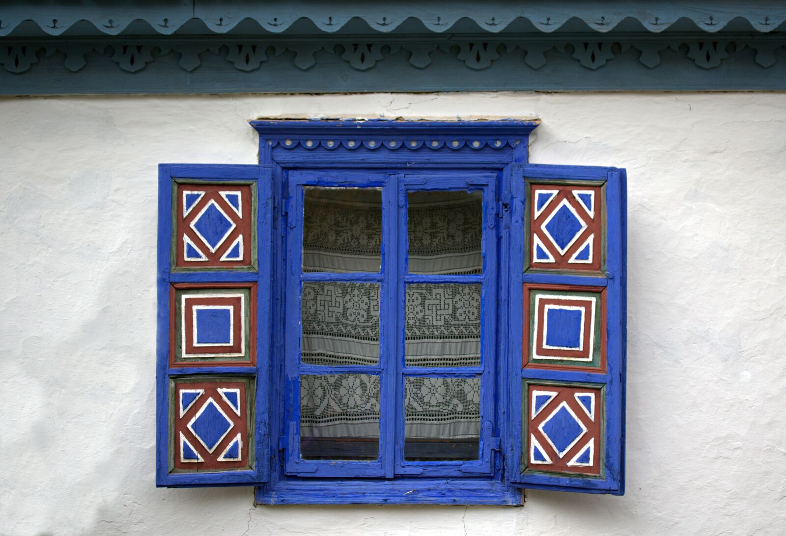 Canon EF-S 60mm F2.8 Macro USM sample photo. Window, blue, traditional photography