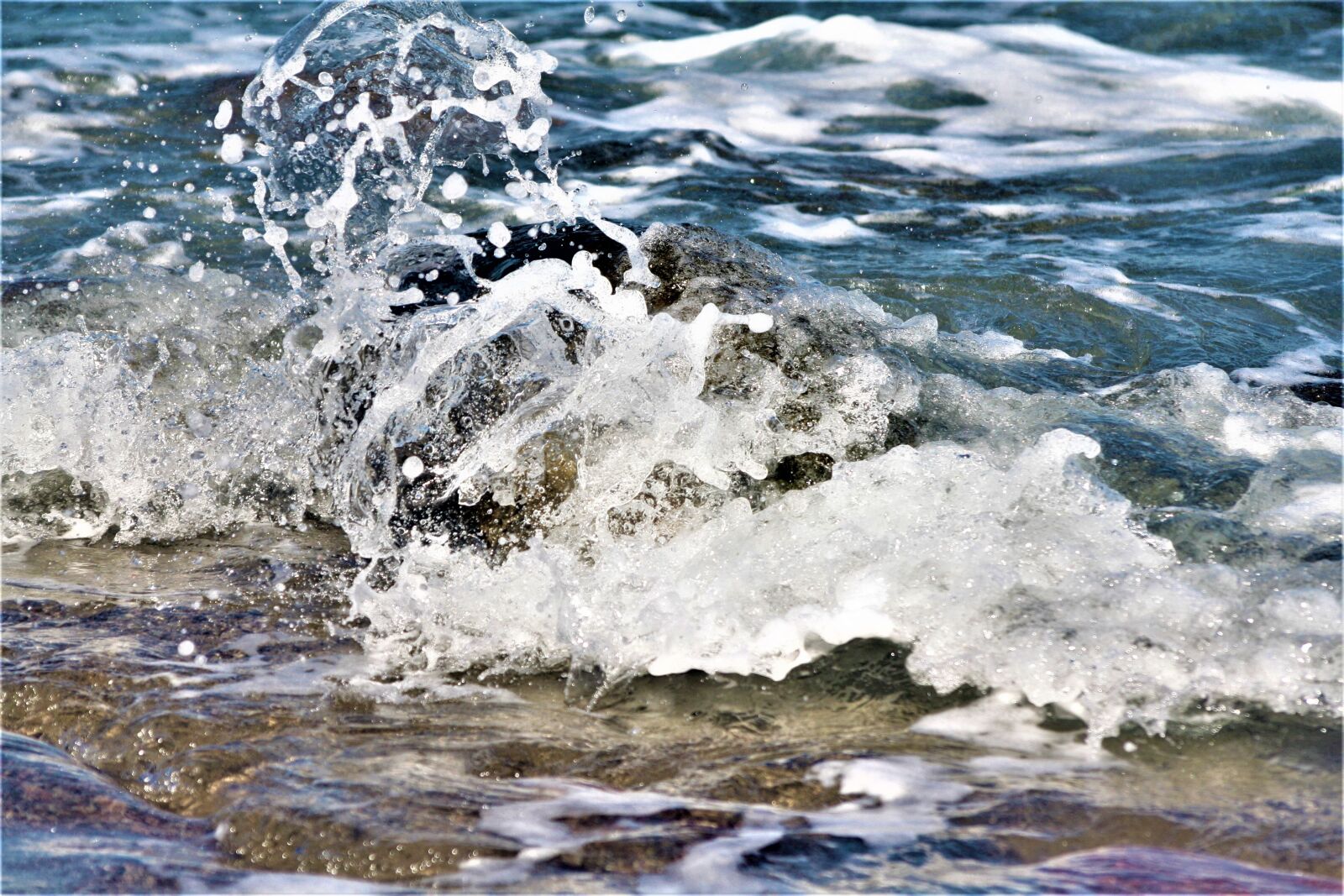Canon EOS 1000D (EOS Digital Rebel XS / EOS Kiss F) sample photo. Wave, waves, mesentery photography