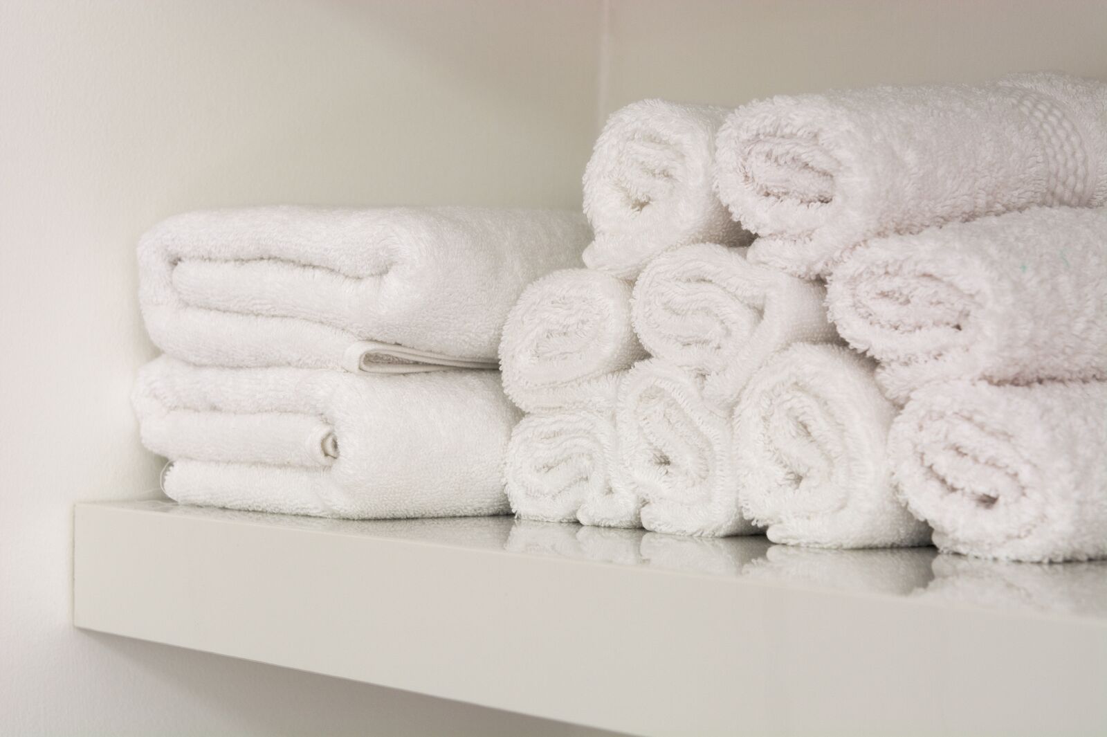 Nikon D7100 sample photo. Towels, shelf, white photography