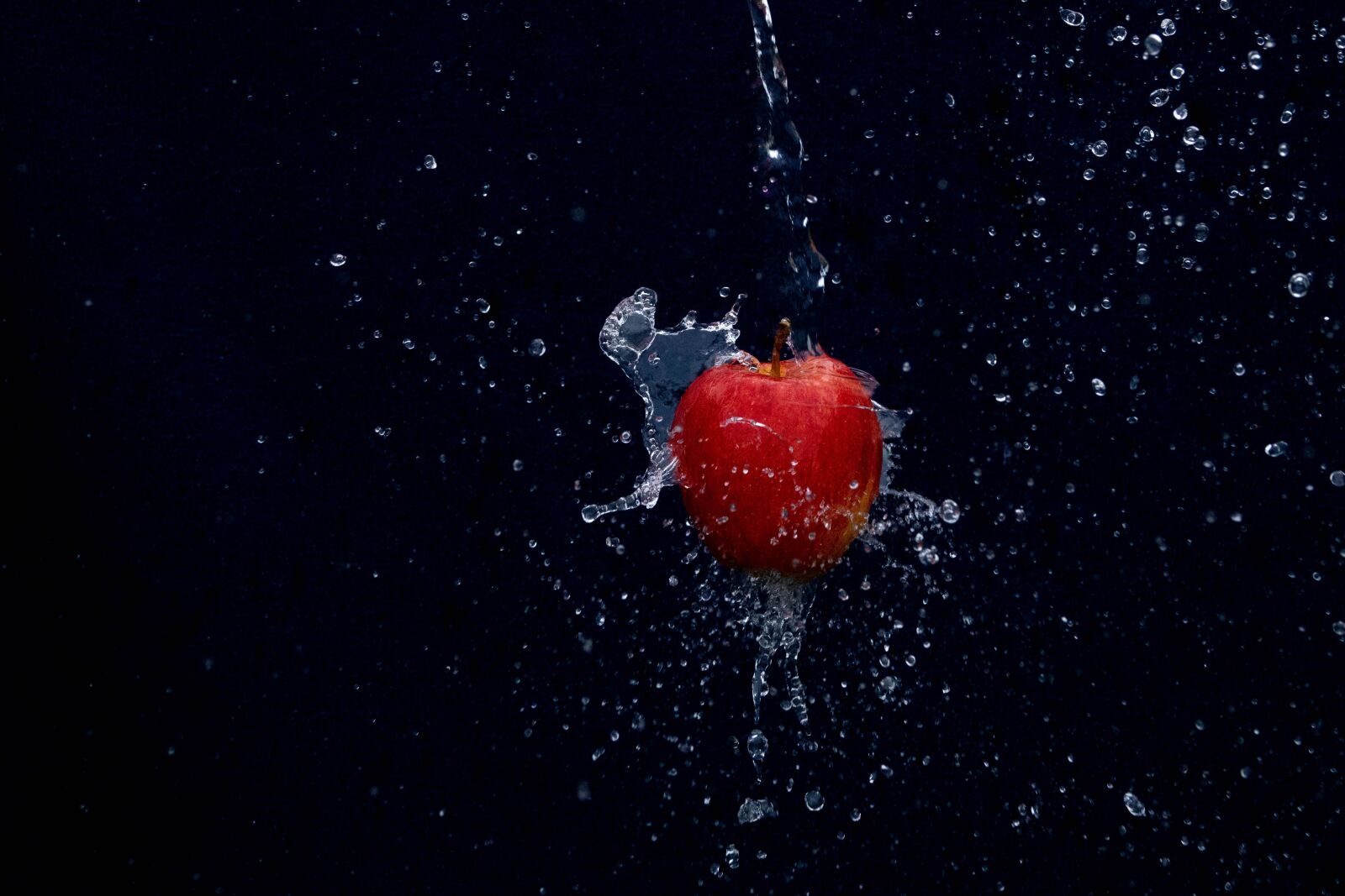 Sony Cyber-shot DSC-RX10 III sample photo. Apple, fruit, sparkling photography