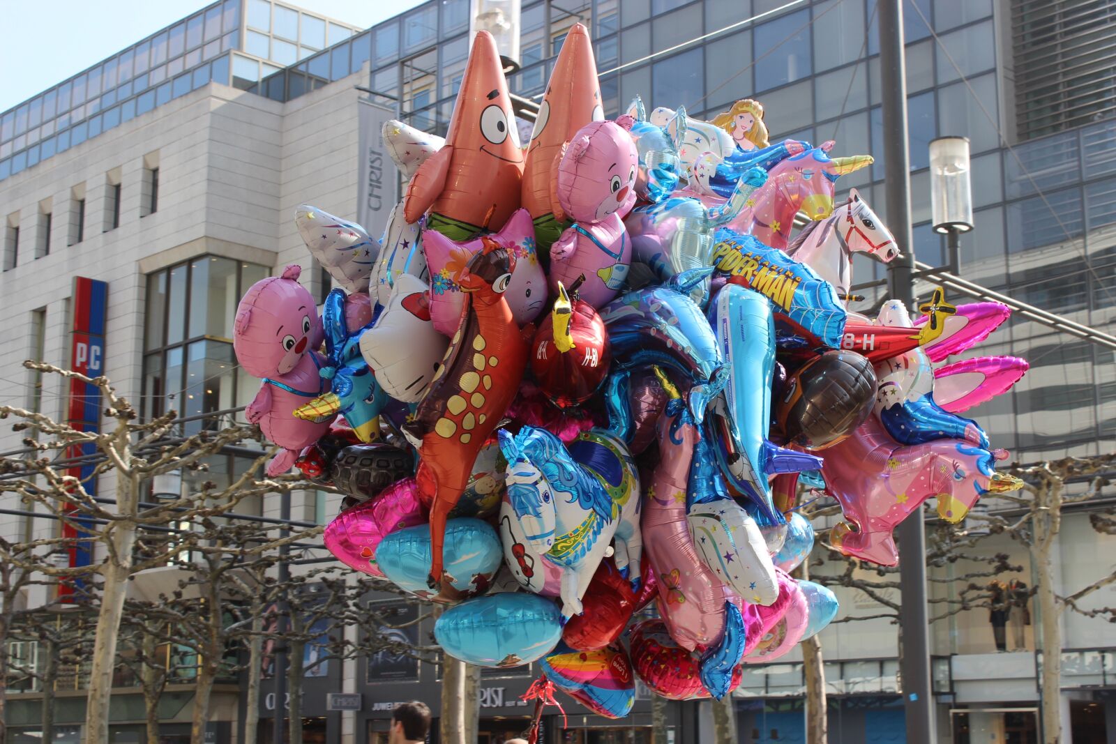 Canon EOS 600D (Rebel EOS T3i / EOS Kiss X5) sample photo. Colorful balloons, slightly, flying photography