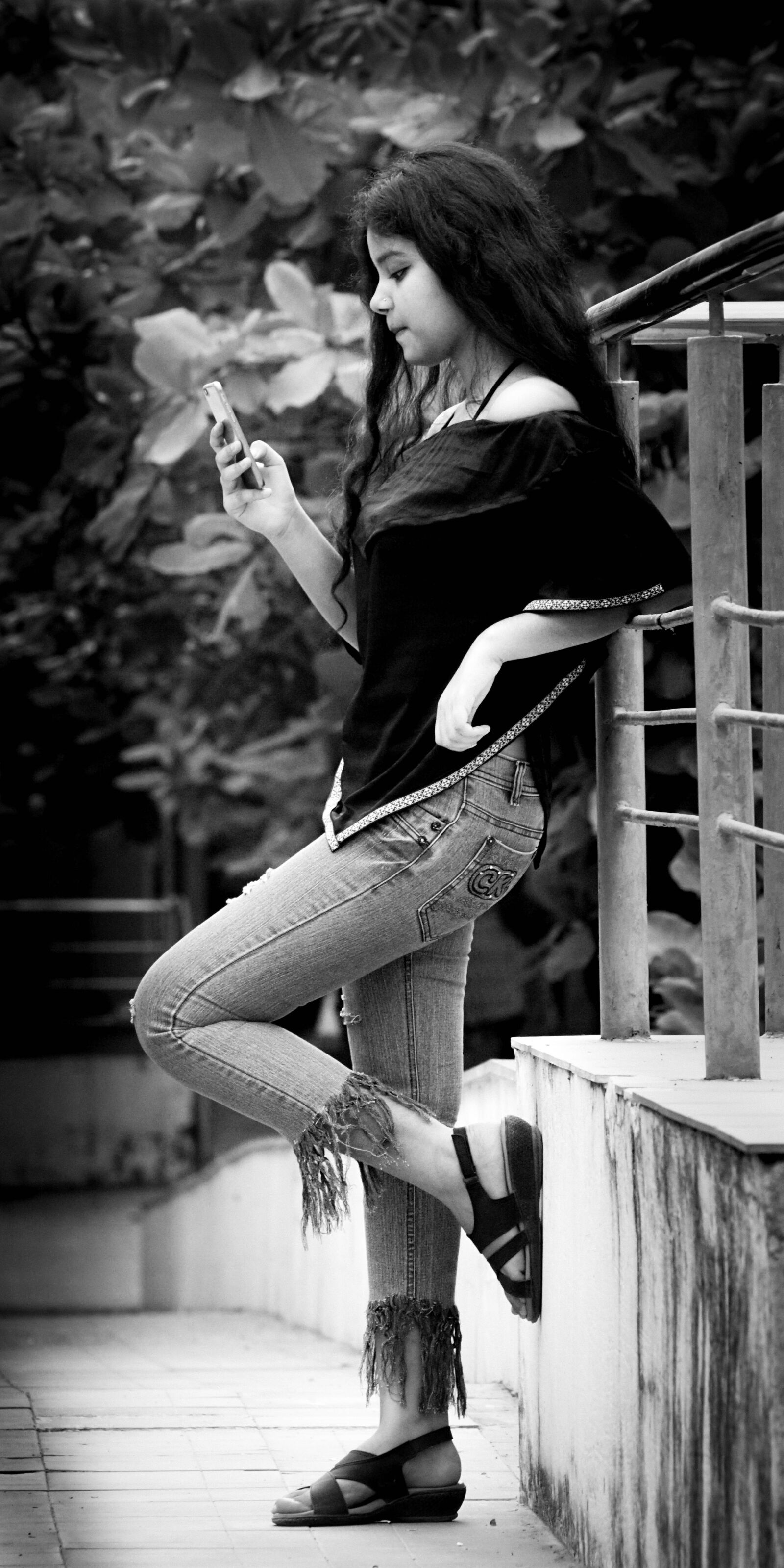 Sony SLT-A68 sample photo. Model, iphone, denim photography