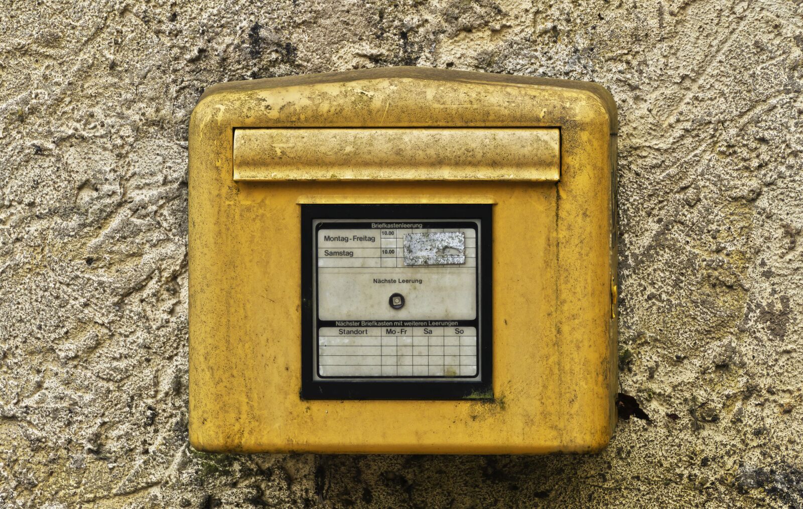 Panasonic Lumix DMC-FZ1000 sample photo. Mailbox, old, dirty photography