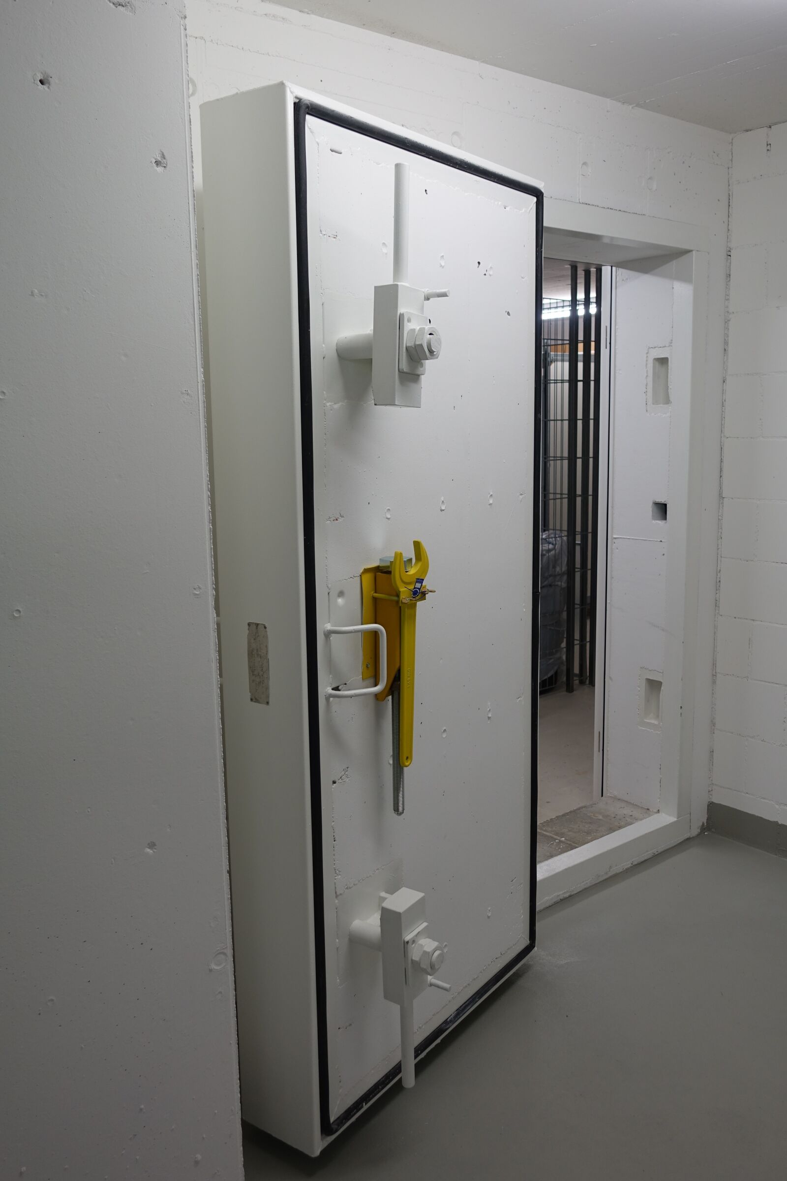 Sony Cyber-shot DSC-RX100 IV sample photo. Vault door, bunker door photography