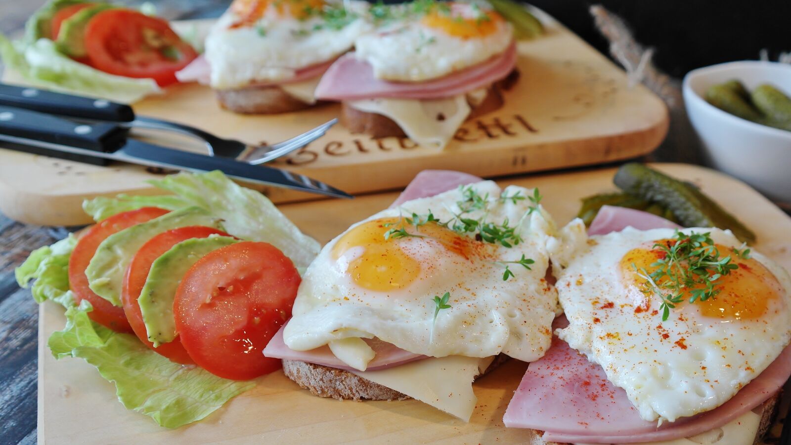 Samsung NX20 sample photo. Fried eggs, bread, ham photography