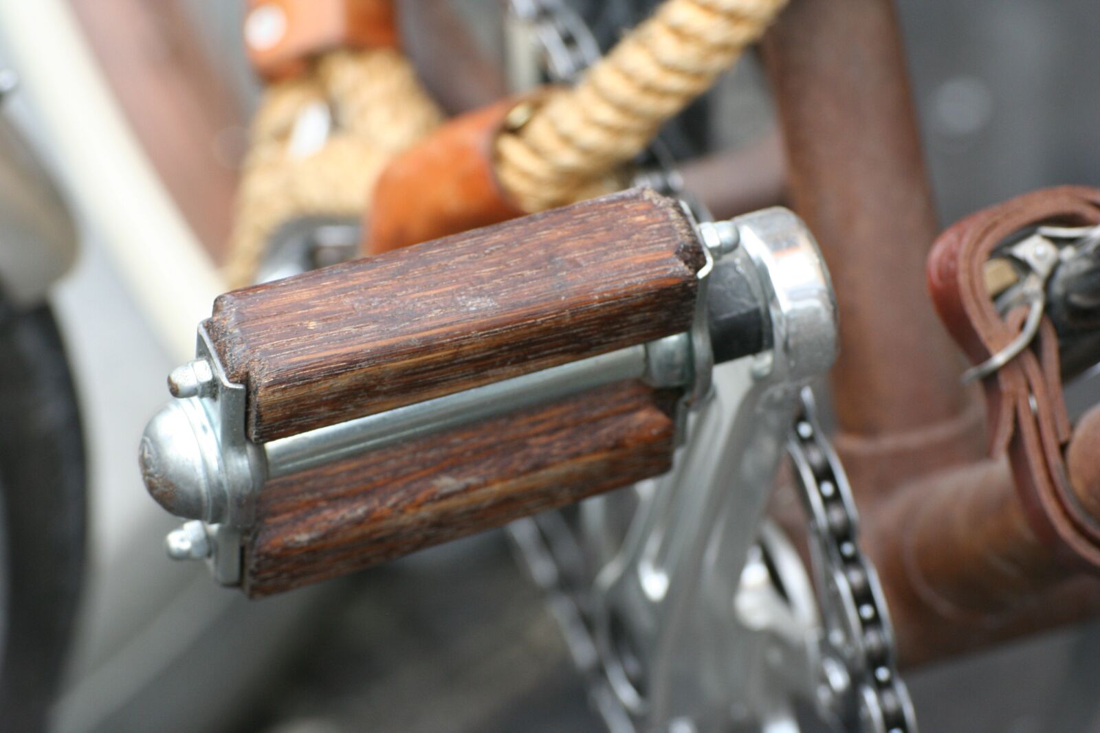 Canon EOS 350D (EOS Digital Rebel XT / EOS Kiss Digital N) sample photo. Bike, velo, wood photography