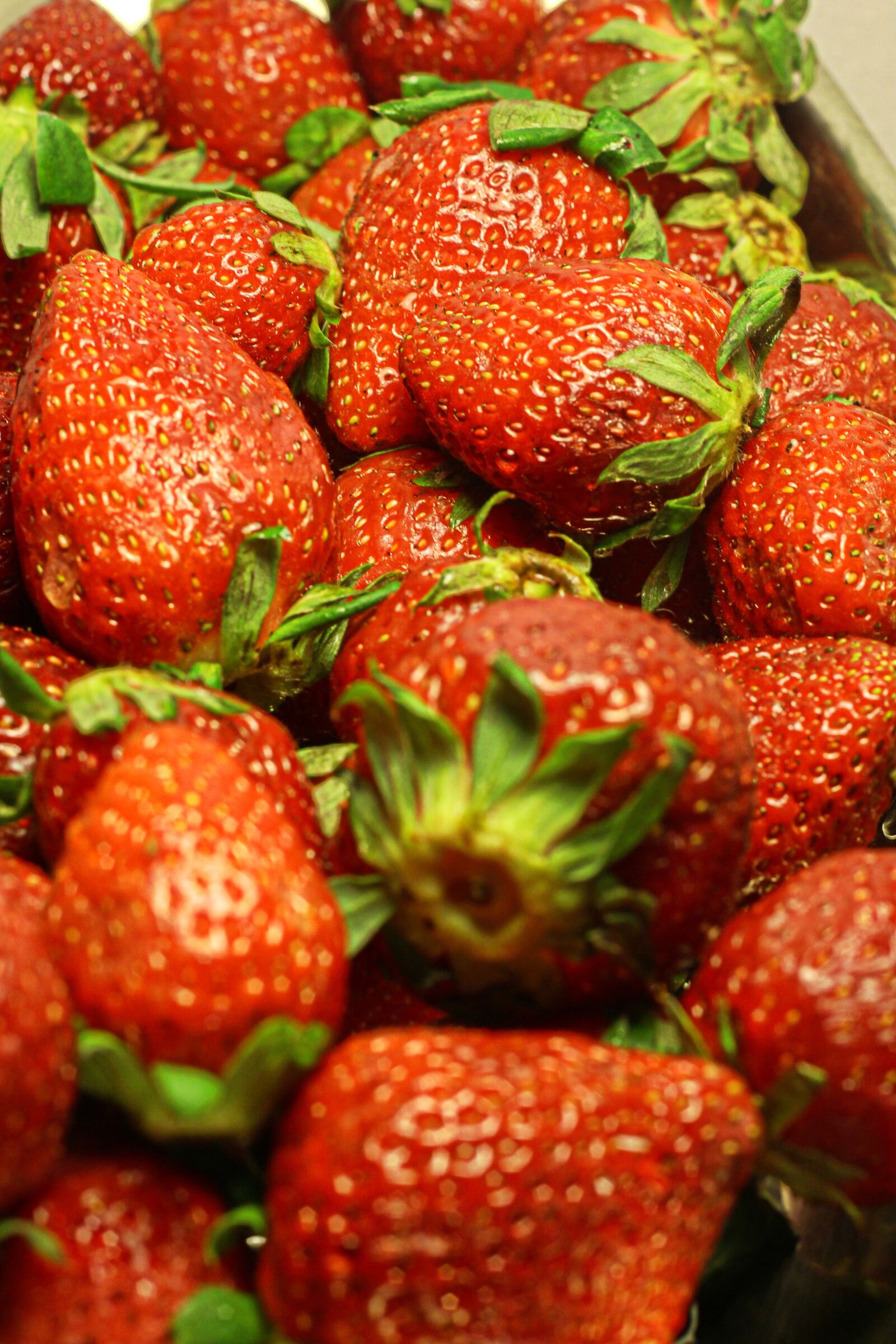 Canon EOS 650D (EOS Rebel T4i / EOS Kiss X6i) + Canon EF 50mm F1.8 II sample photo. Strawberry, fruit, red photography