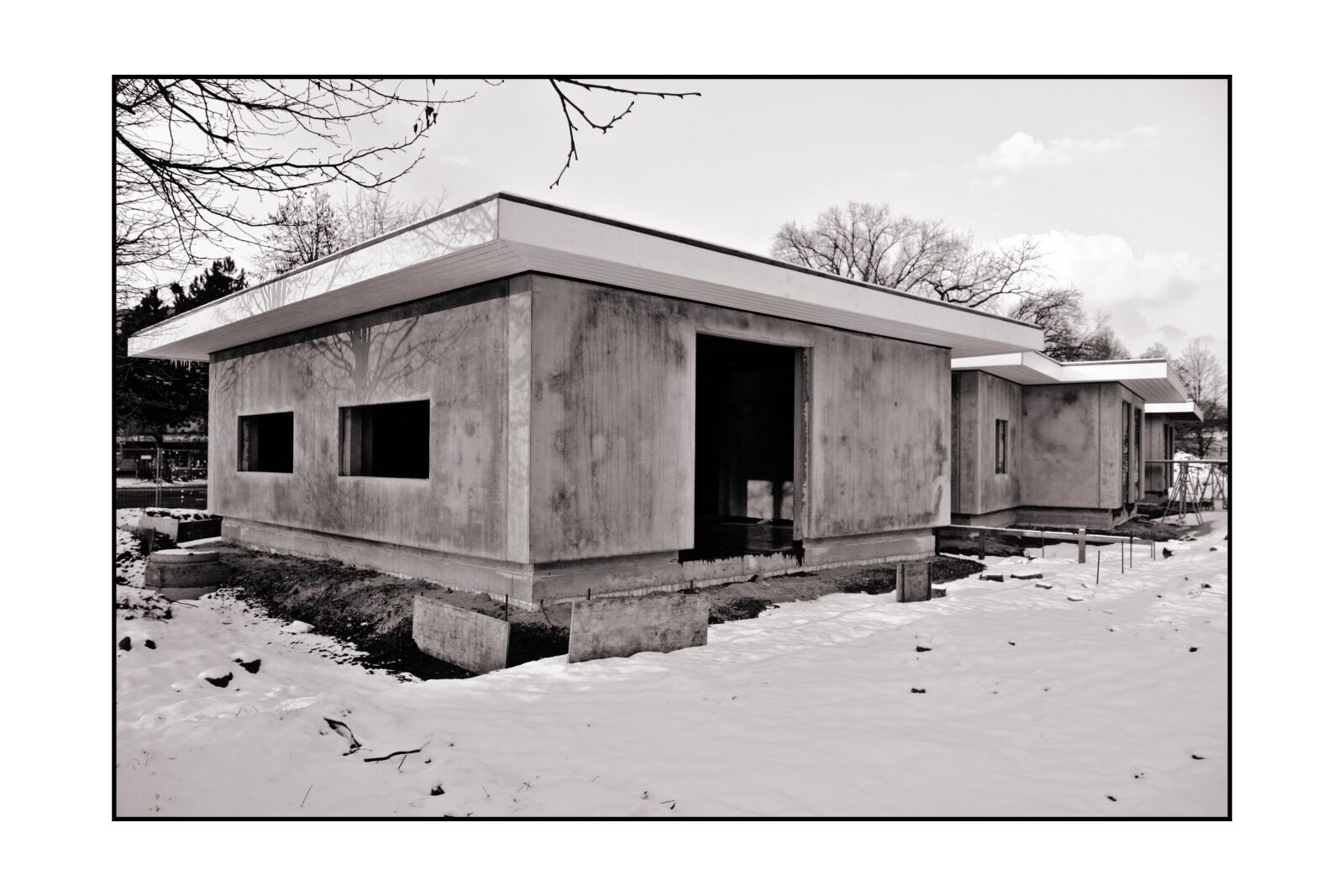 Canon EOS 10D sample photo. Bungalow, black and white photography
