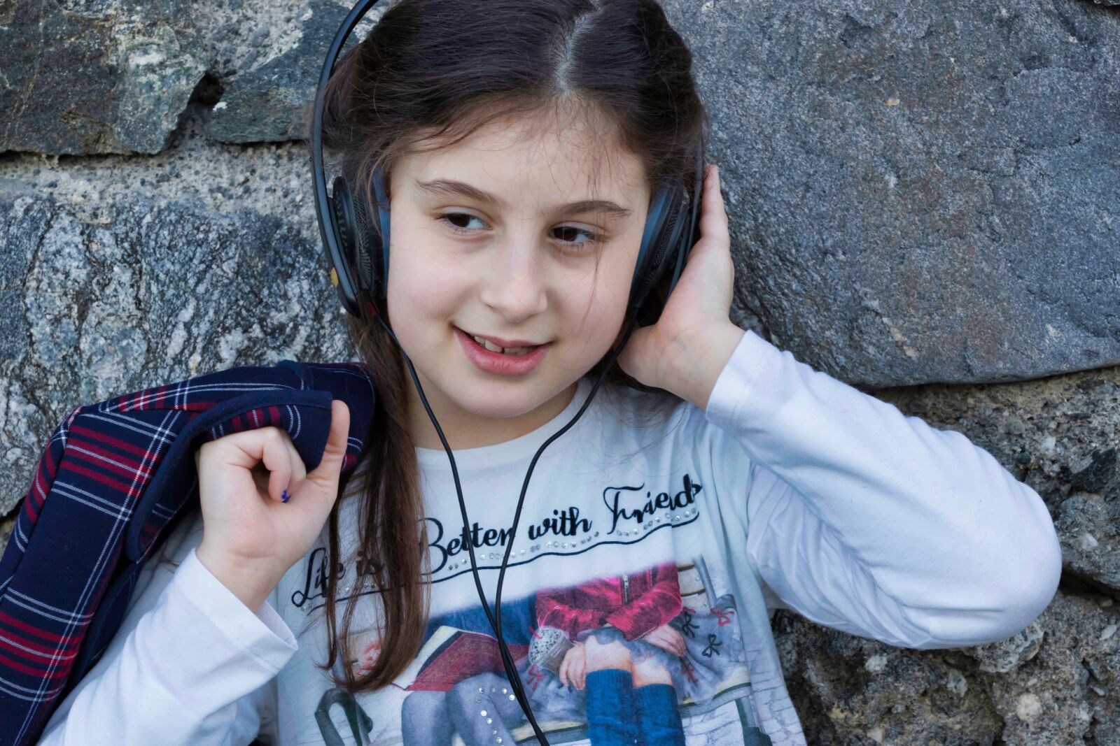 Canon EF 70-200mm F2.8L USM sample photo. Little girl, music, headphones photography