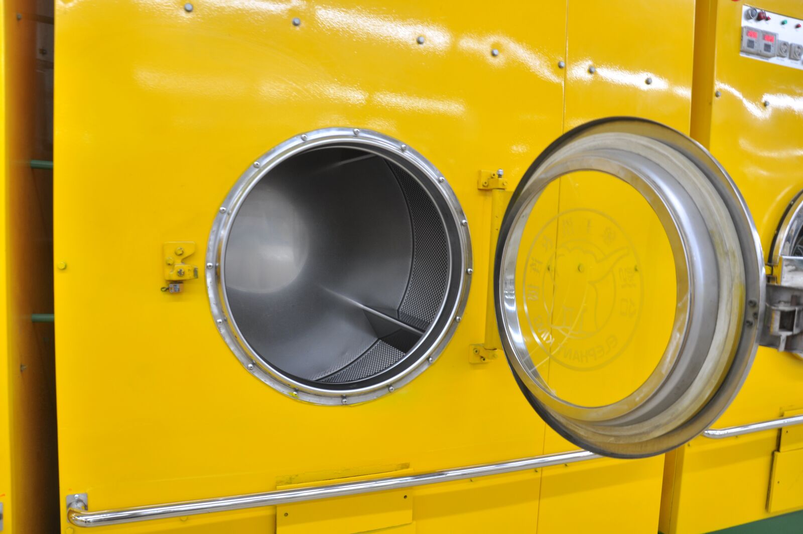 Nikon D90 sample photo. Photography, shop, laundry photography