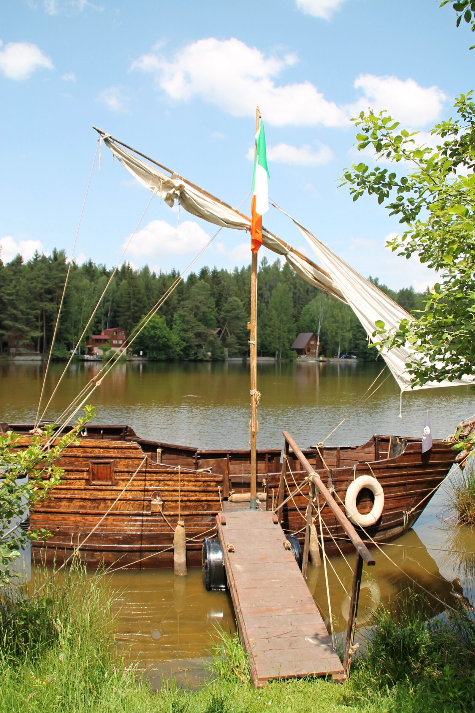 Canon EOS 1100D (EOS Rebel T3 / EOS Kiss X50) sample photo. Ship, pond, pirates photography