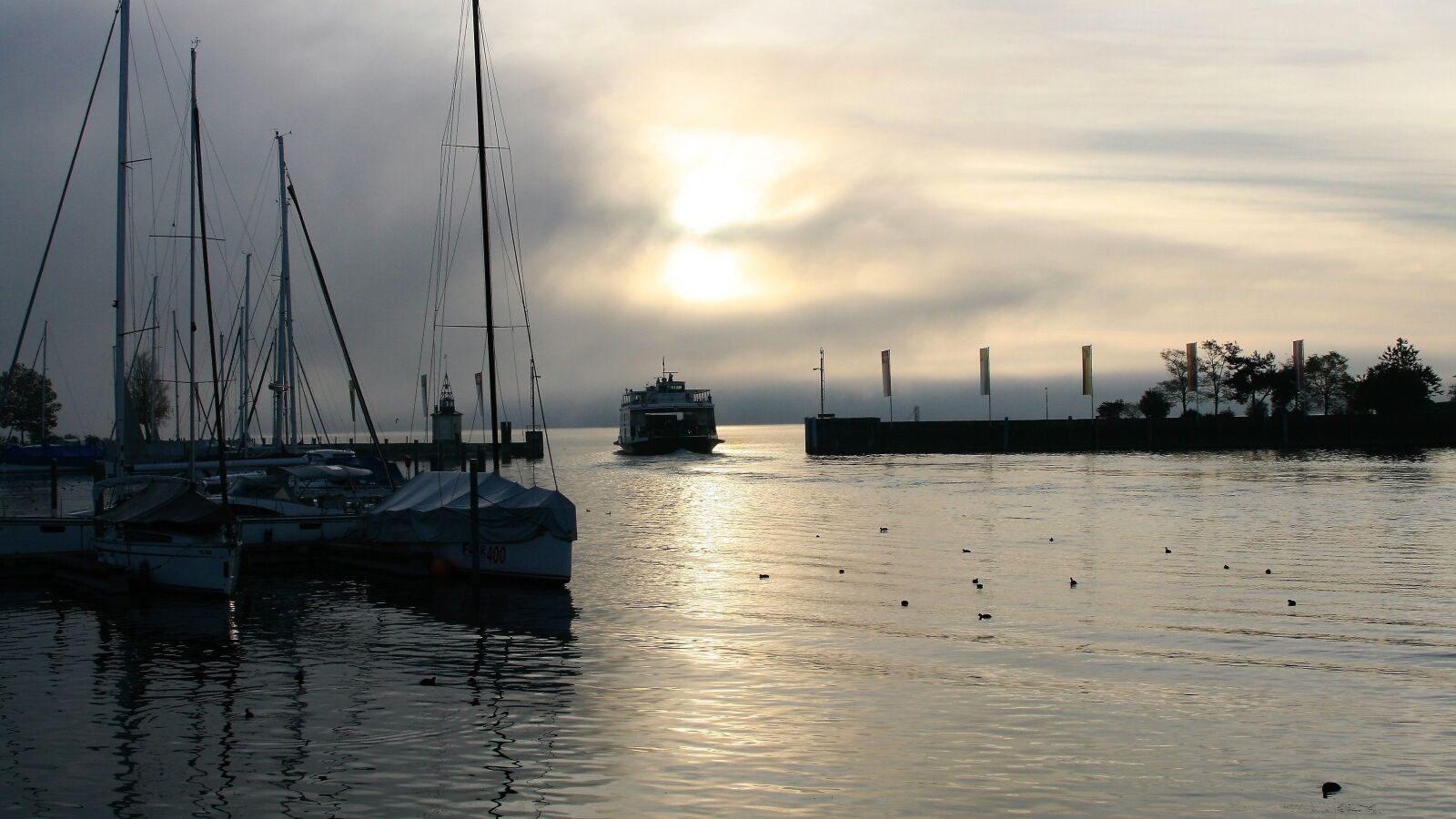 Canon EOS 400D (EOS Digital Rebel XTi / EOS Kiss Digital X) sample photo. Lake, morning, water photography