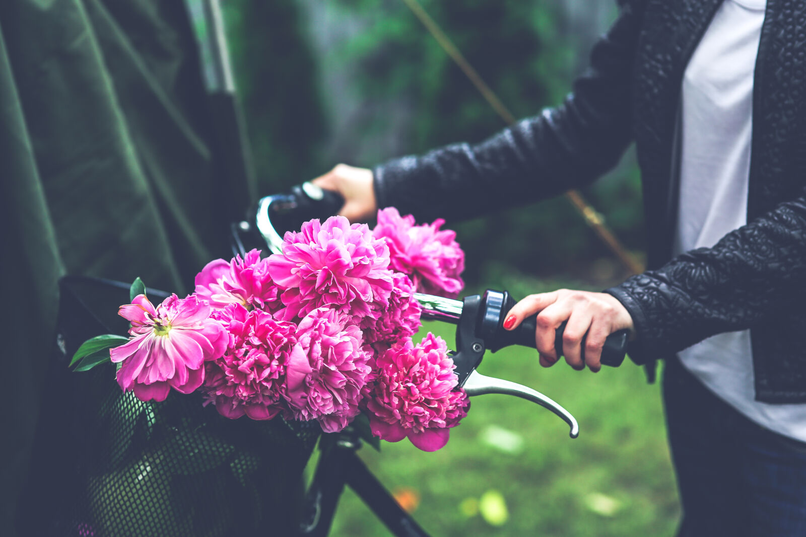 Sigma 85mm F1.4 EX DG HSM sample photo. Bike, with, flower, basket photography