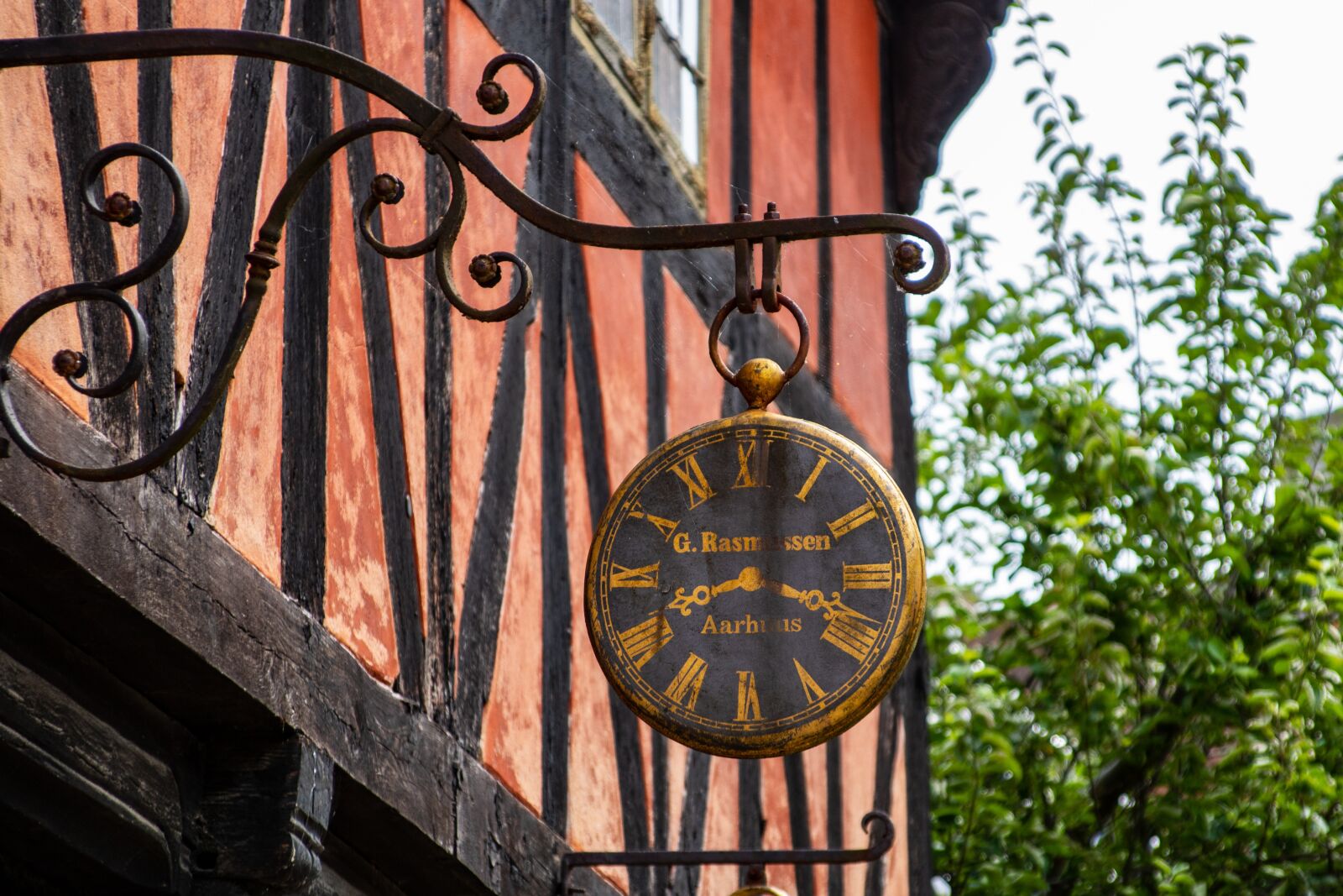 Canon EOS 750D (EOS Rebel T6i / EOS Kiss X8i) + Canon TS-E 90mm F2.8 Tilt-Shift sample photo. Watchmaker, divorced, watch photography